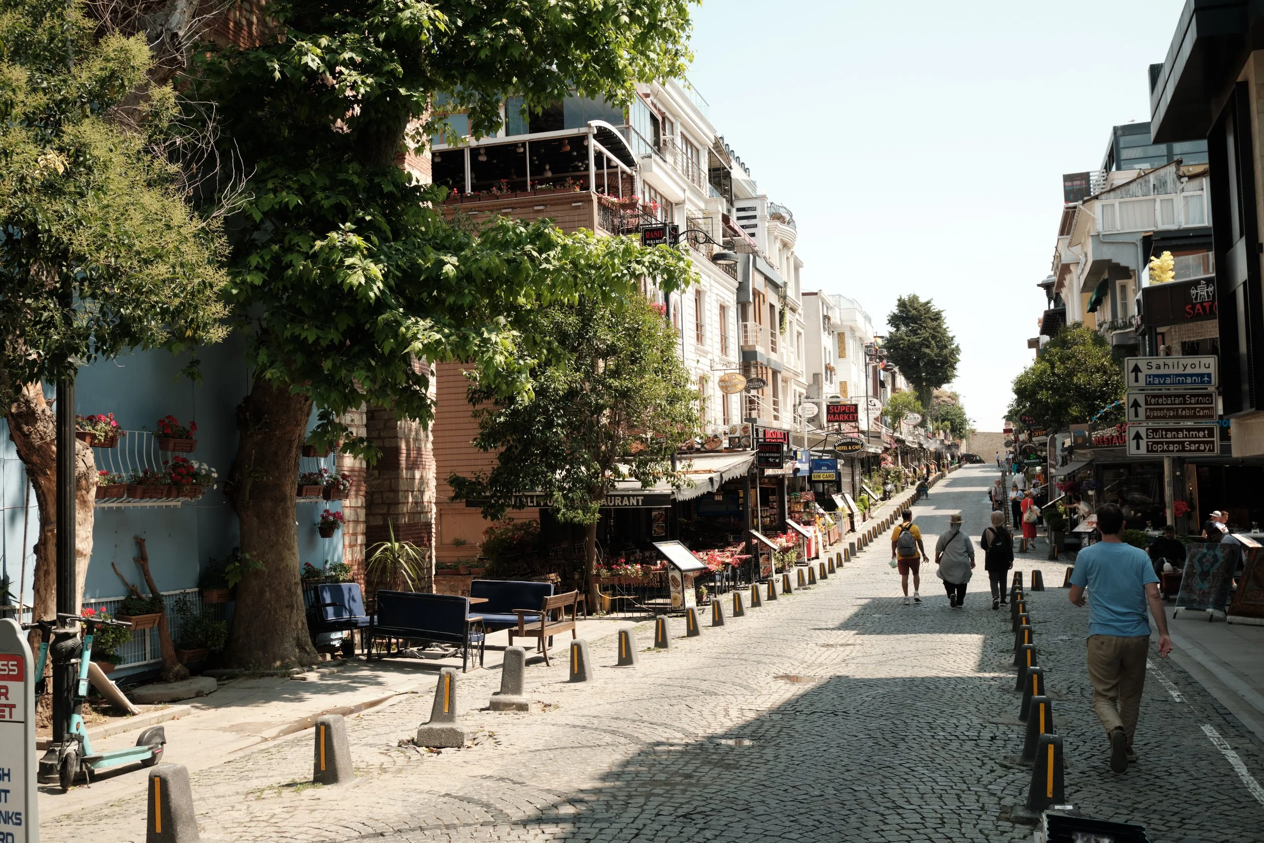 The following morning began without a plan—just a walk through Istanbul as the city slowly came to life. Quiet streets, seaside promenades, neighborhood cafés, local markets, and colorful wooden homes revealed an everyday side of the city, where hist