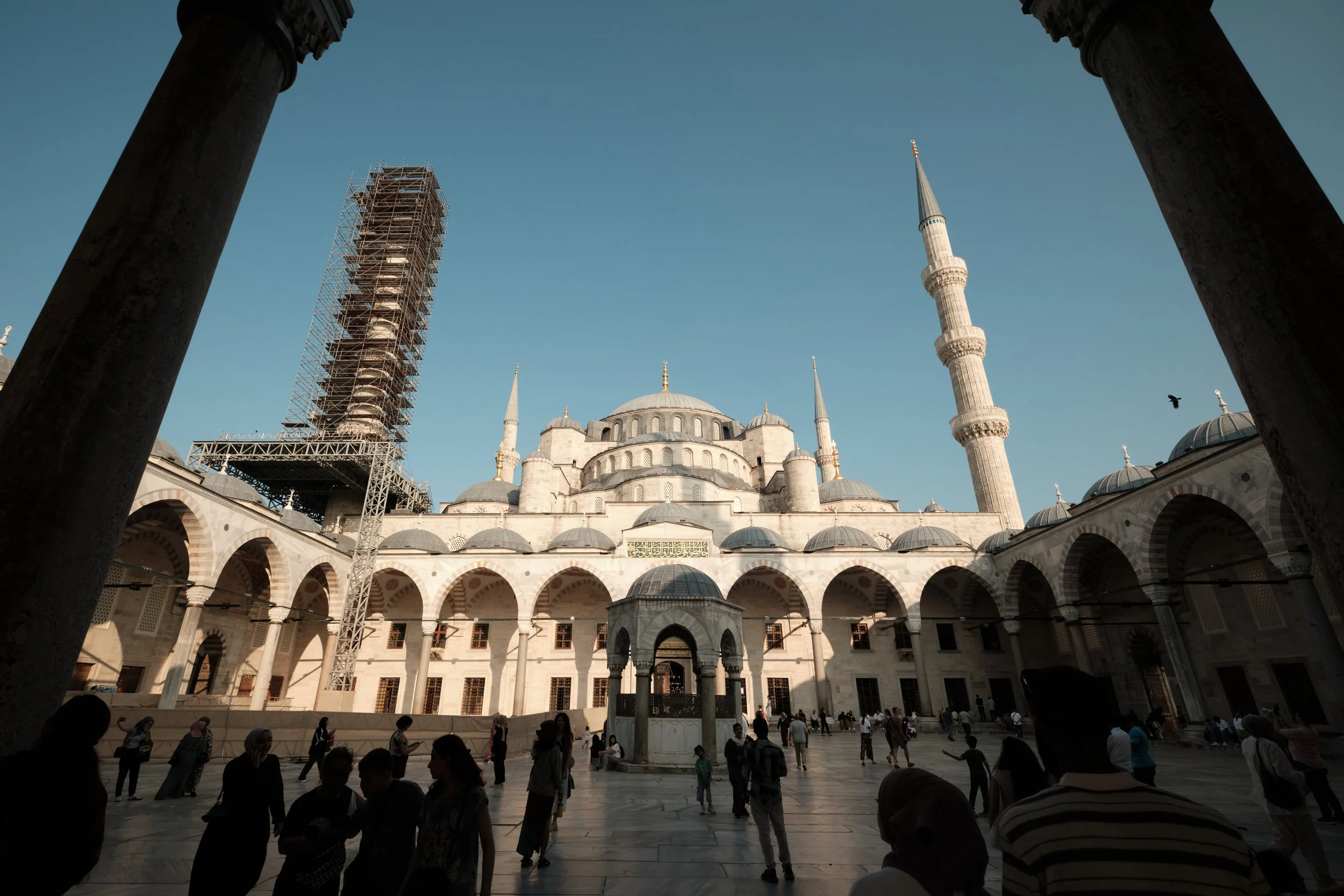 After wandering through the surrounding streets, I finally stepped inside the Blue Mosque. Standing in its expansive courtyard, the elegant arcades, cascading domes, towering minarets, and intricate stonework hinted at the craftsmanship waiting beyon