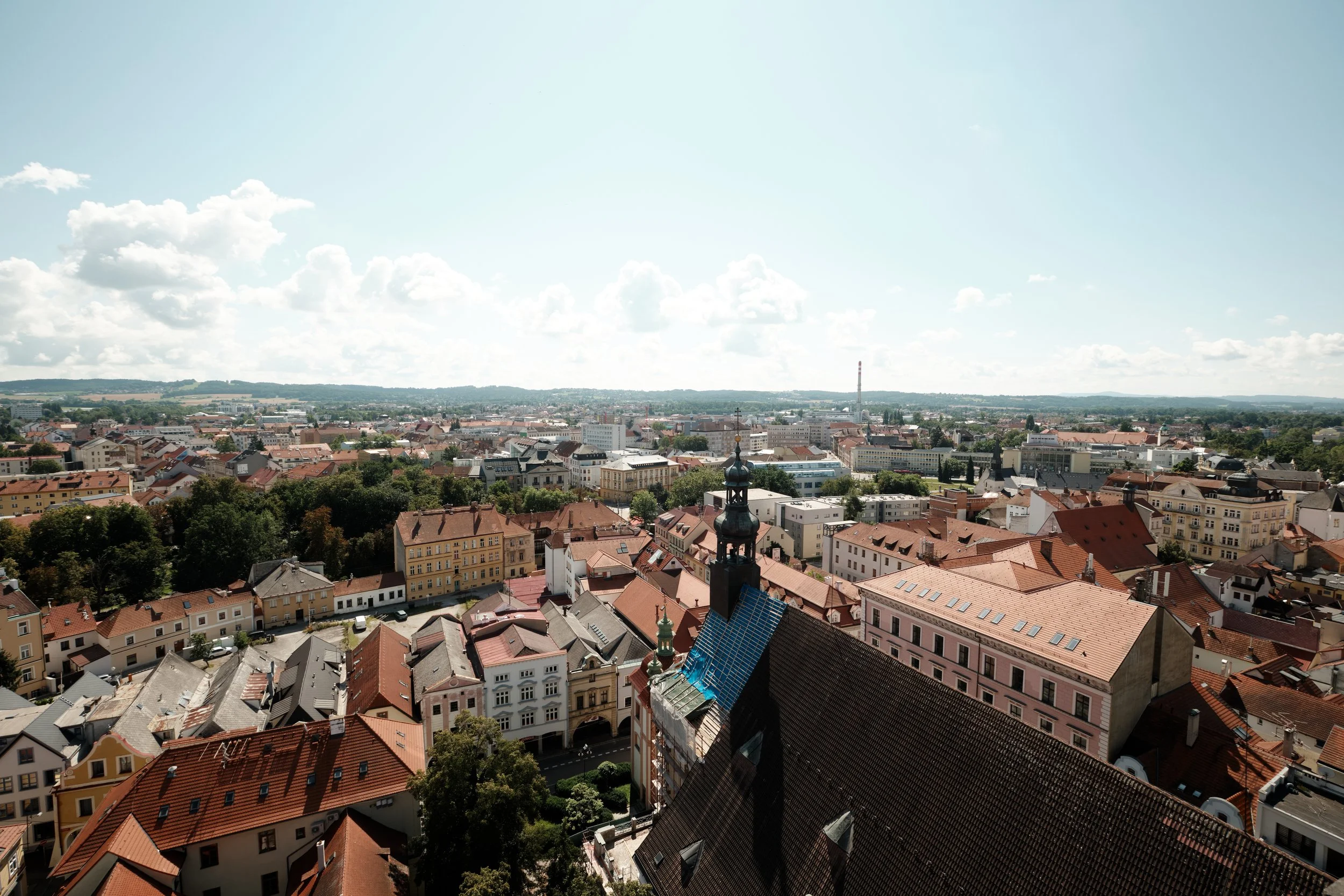 Viewed from above, České Budějovice reveals a landscape of red rooftops, church spires, and quiet streets stretching toward the forests of South Bohemia. A perspective that captures both the city’s historic character and its peaceful rhythm.