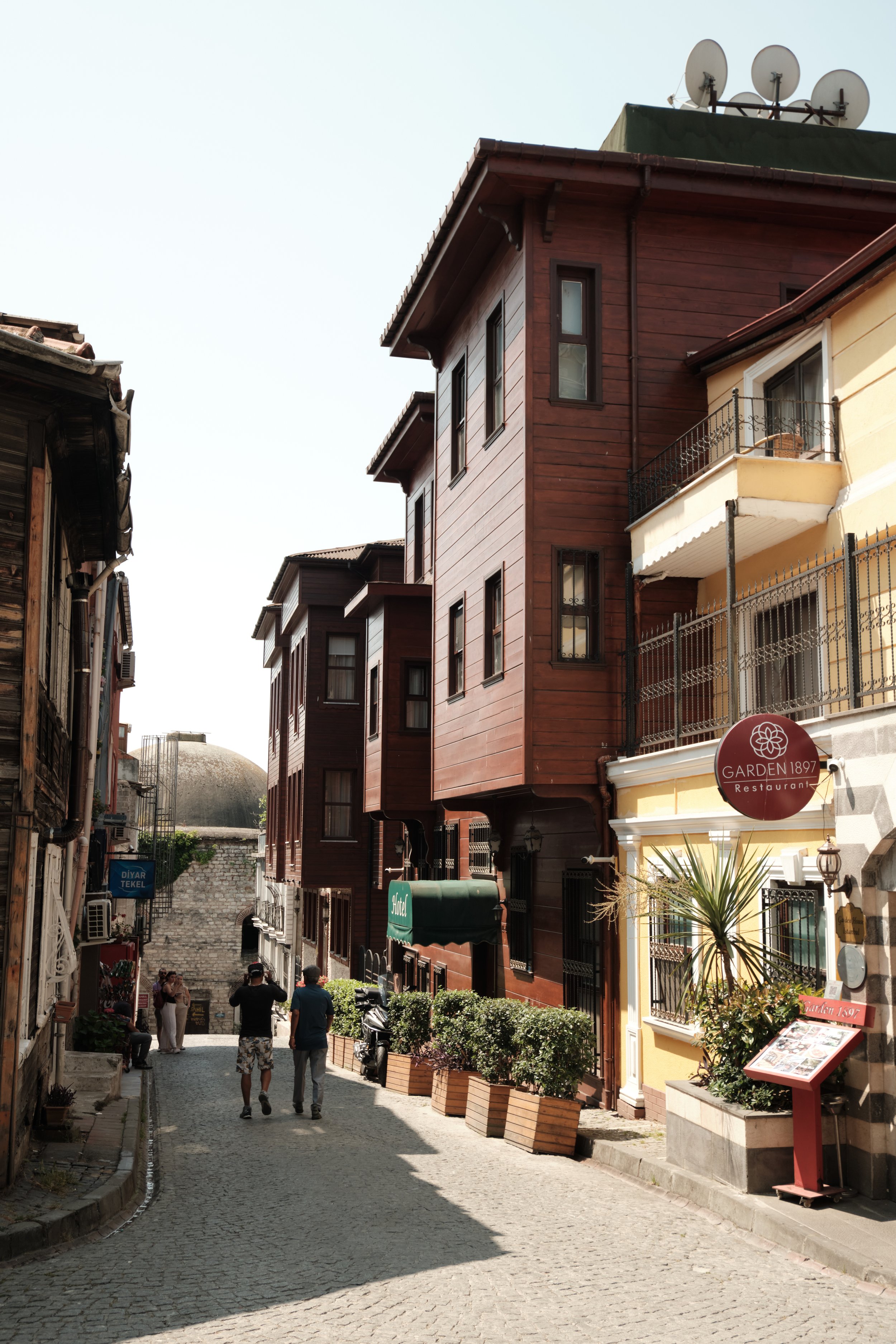 street-old-town-istanbul-ezequiel-fort-150.jpg