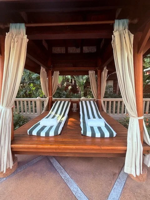 Peninsula_Bangkok_poolside_cabana.jpg