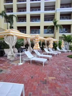 RC_Aruba_pool_cabanas.jpg
