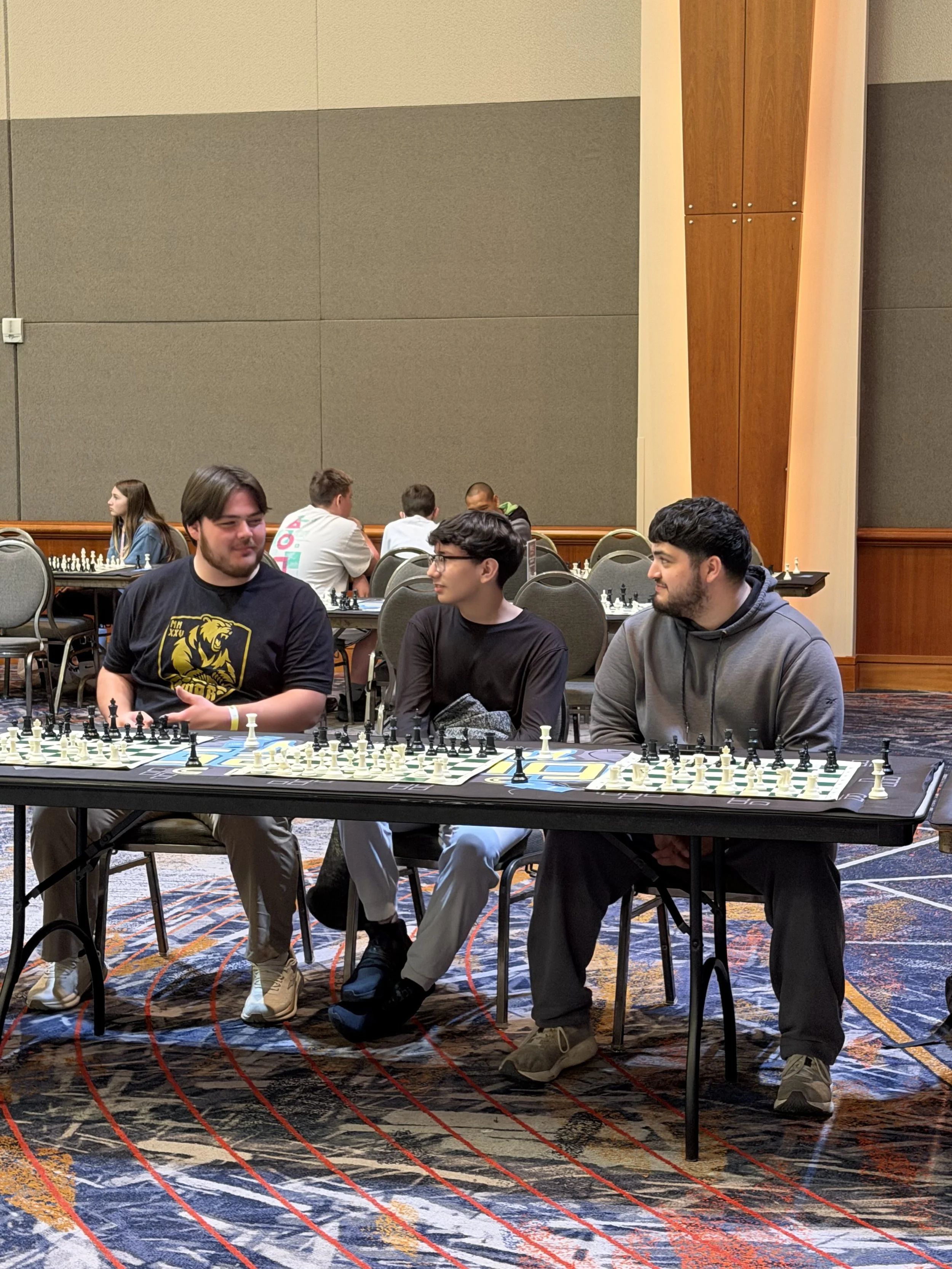 Players having fun discussing their games during the Simul