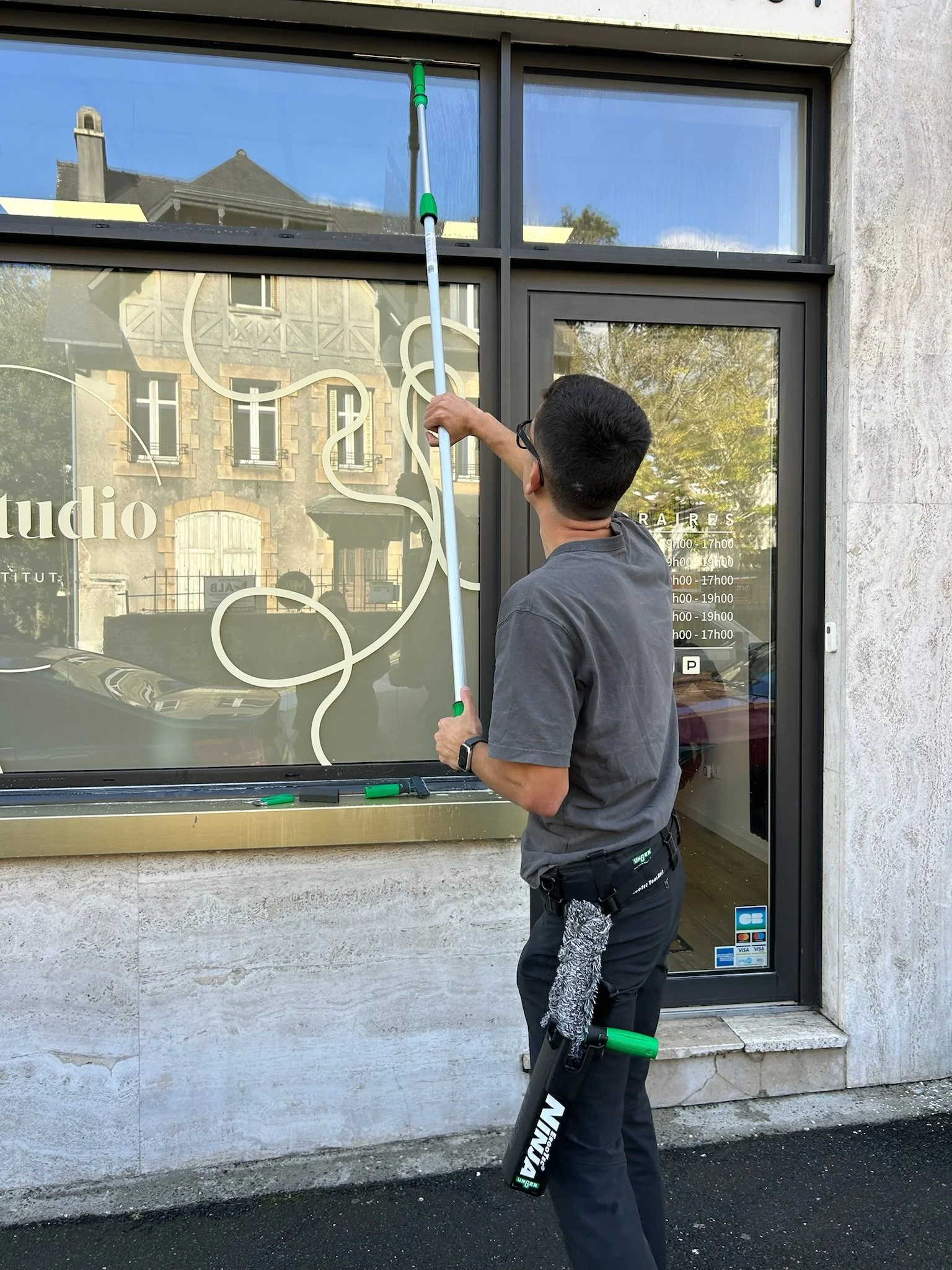 Nettoyage des vitres d'un institut de beauté basé à landerneau. Vitres en hauteur accessibles avec un perche. Vitrine de magasin lavée mensuellement