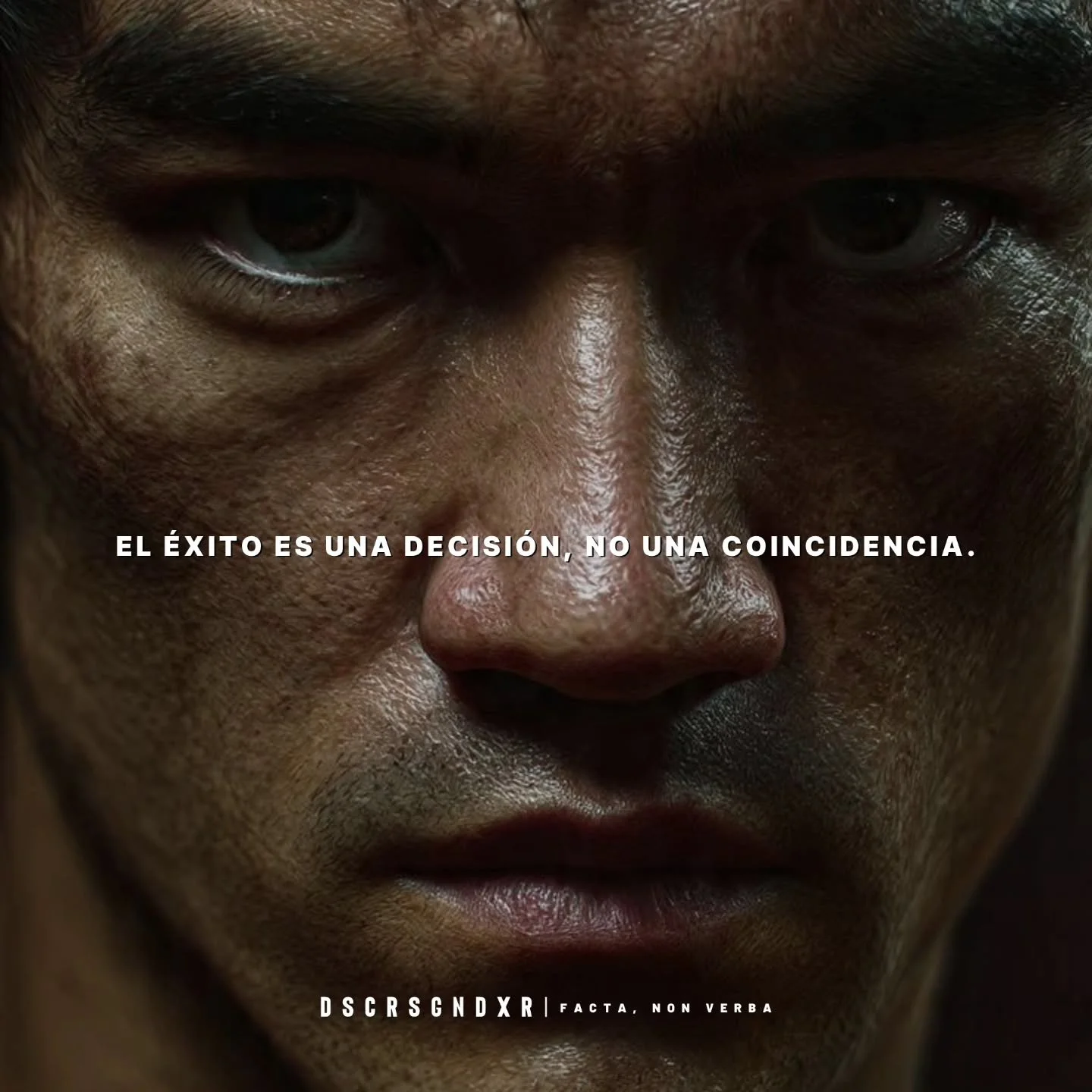 La mayor&iacute;a espera que el &eacute;xito llegue.

Como si fuera algo que le pasa a la gente.

Un golpe de suerte. El momento adecuado. La oportunidad que aparece sola.

No funciona as&iacute;.

El &eacute;xito no llega. Se decide. Se elige cada m