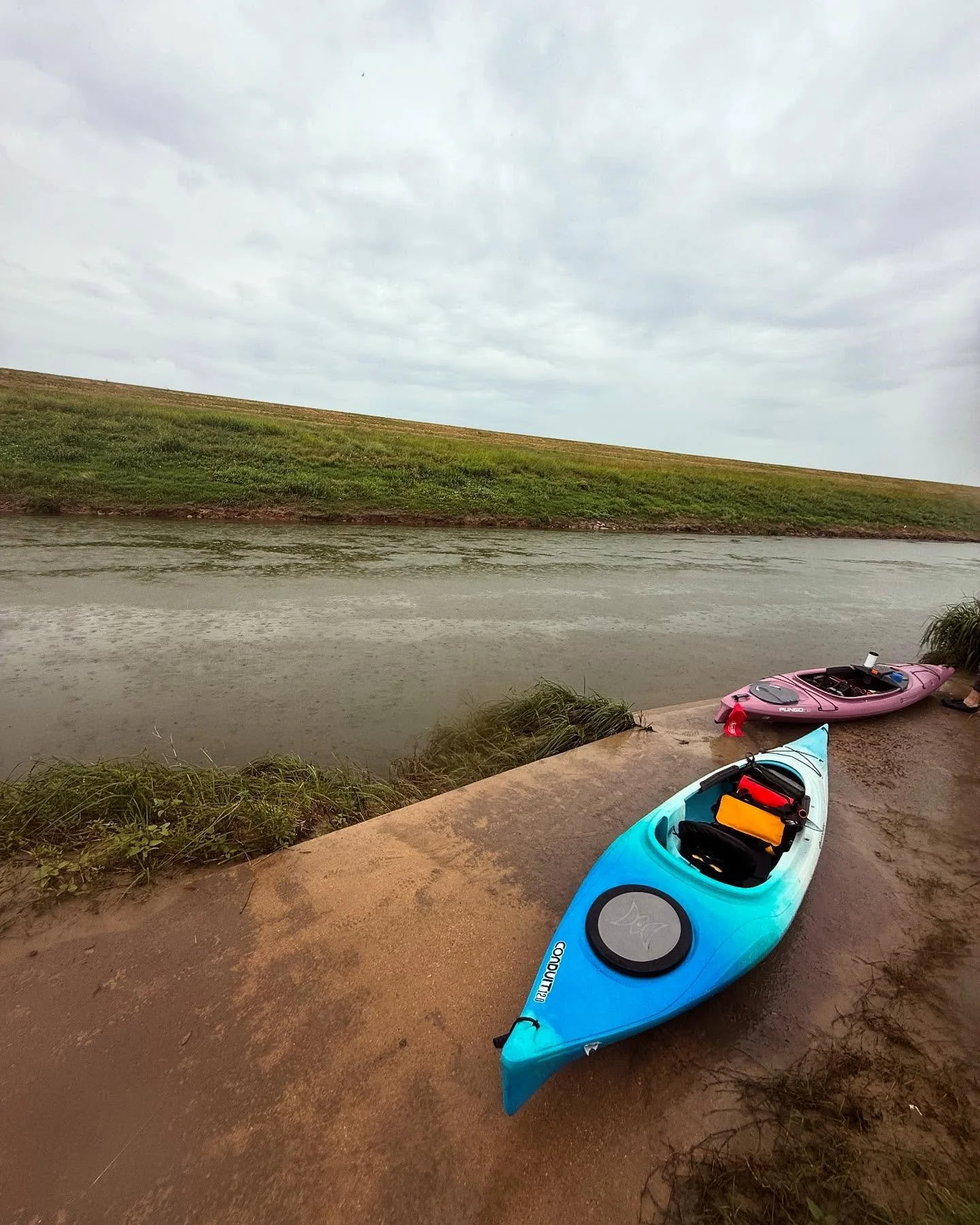 🌧️It&rsquo;s rainin&rsquo;? GOOD. Less people on the river, more peace for the Kayak Cowboy crew 😎🛶
Out here dodging raindrops and responsibility like a true Sasquatch outlaw.

Half day, full day, or whole dang weekend&mdash;ride the Trinity like 