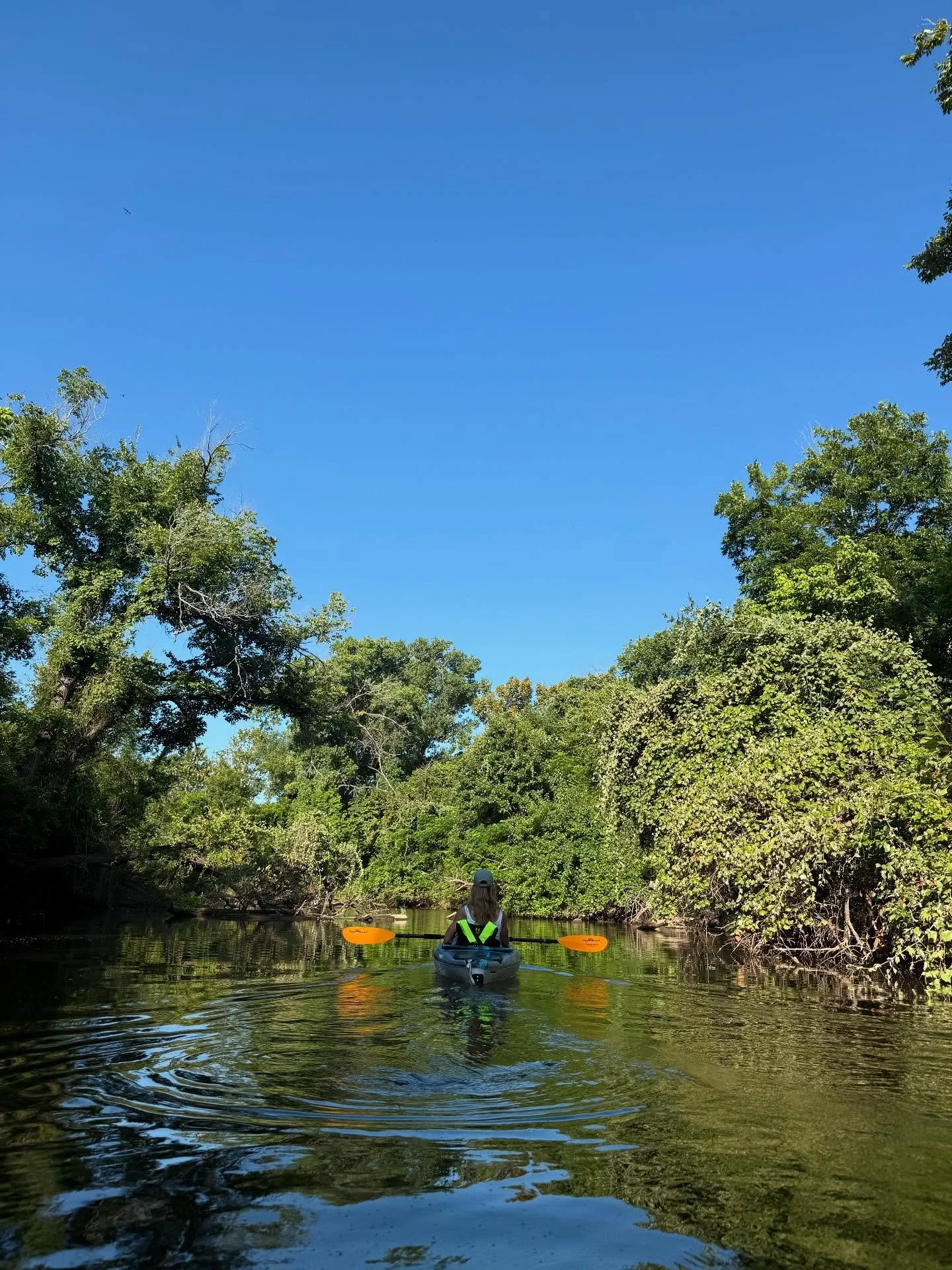 🌊 Some folks go to therapy&hellip; we just hop in a kayak and let nature do the talkin&rsquo;.
🛶 Paddle therapy sessions now available &mdash; side effects may include excessive peace, random yeehaws, and a deep desire to never return to civilizati