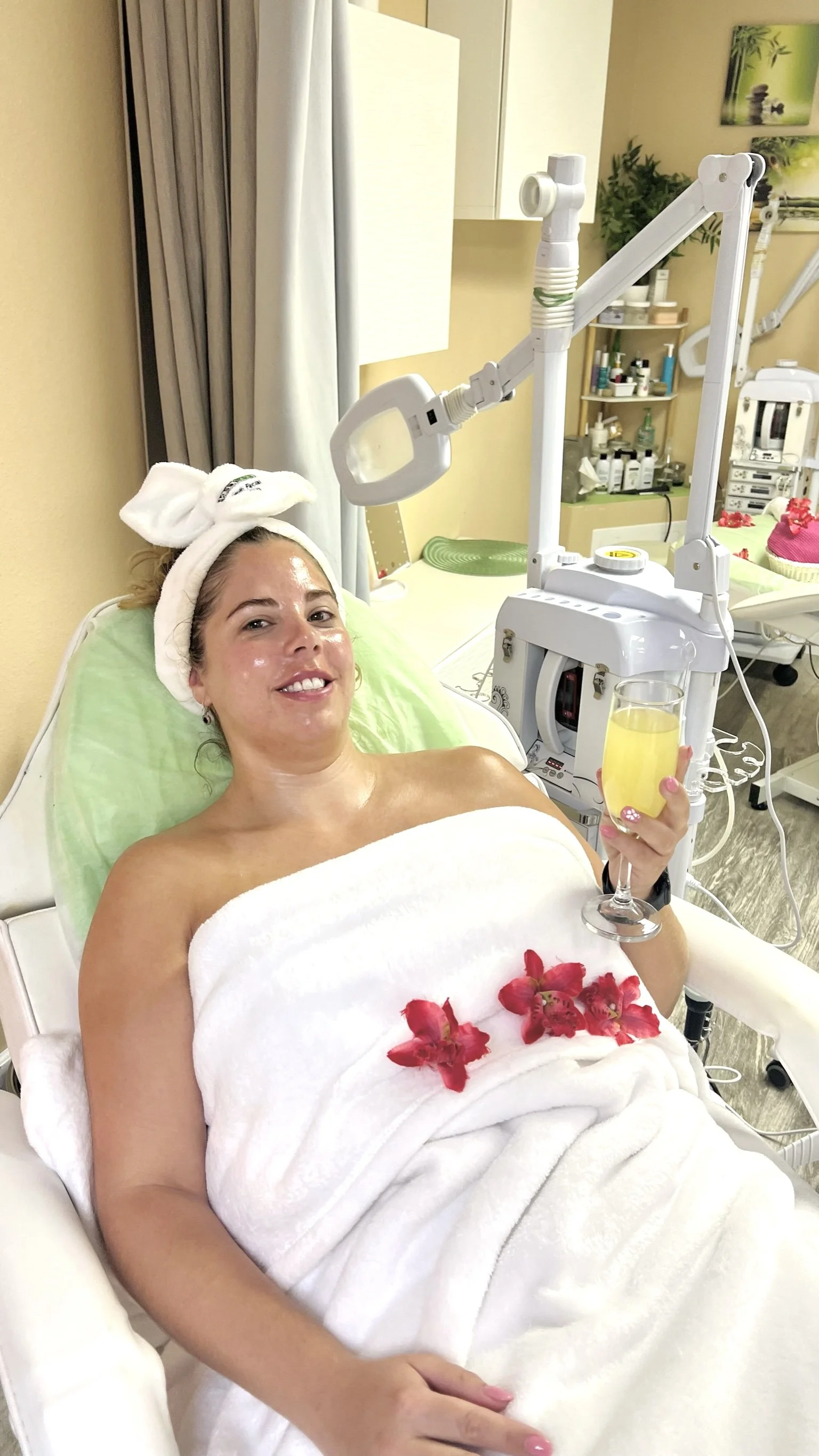 Hollywood Glow Facial at Kiwi Spa