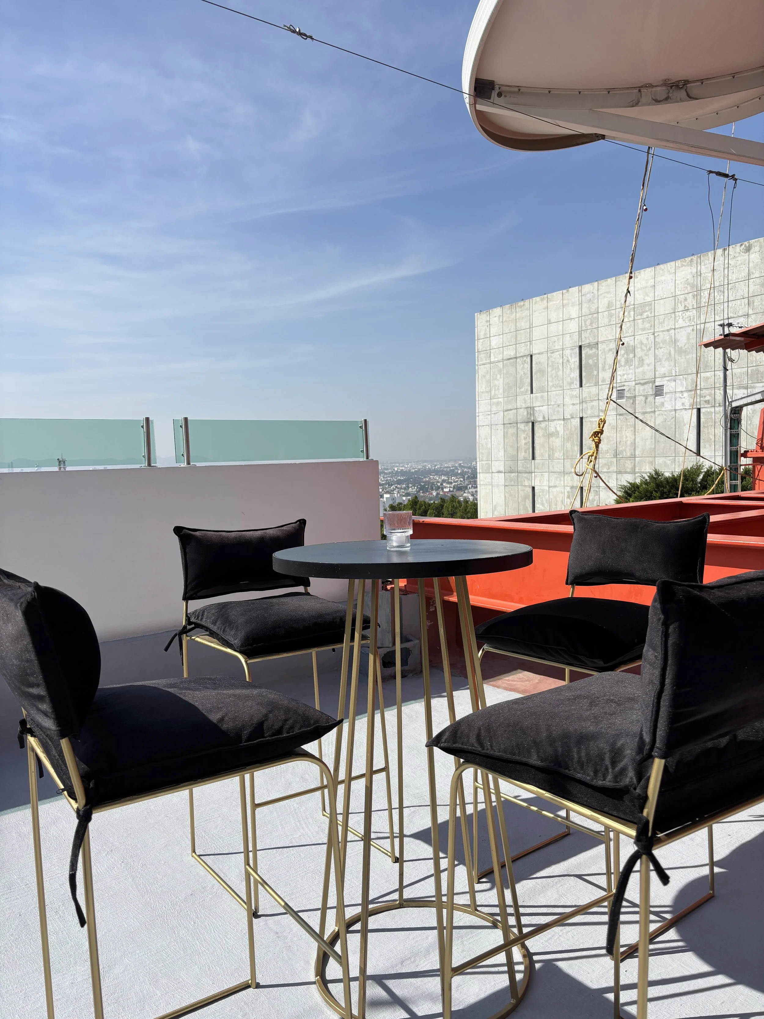 03_Mesa Bianchi Negro-dorado.jpg