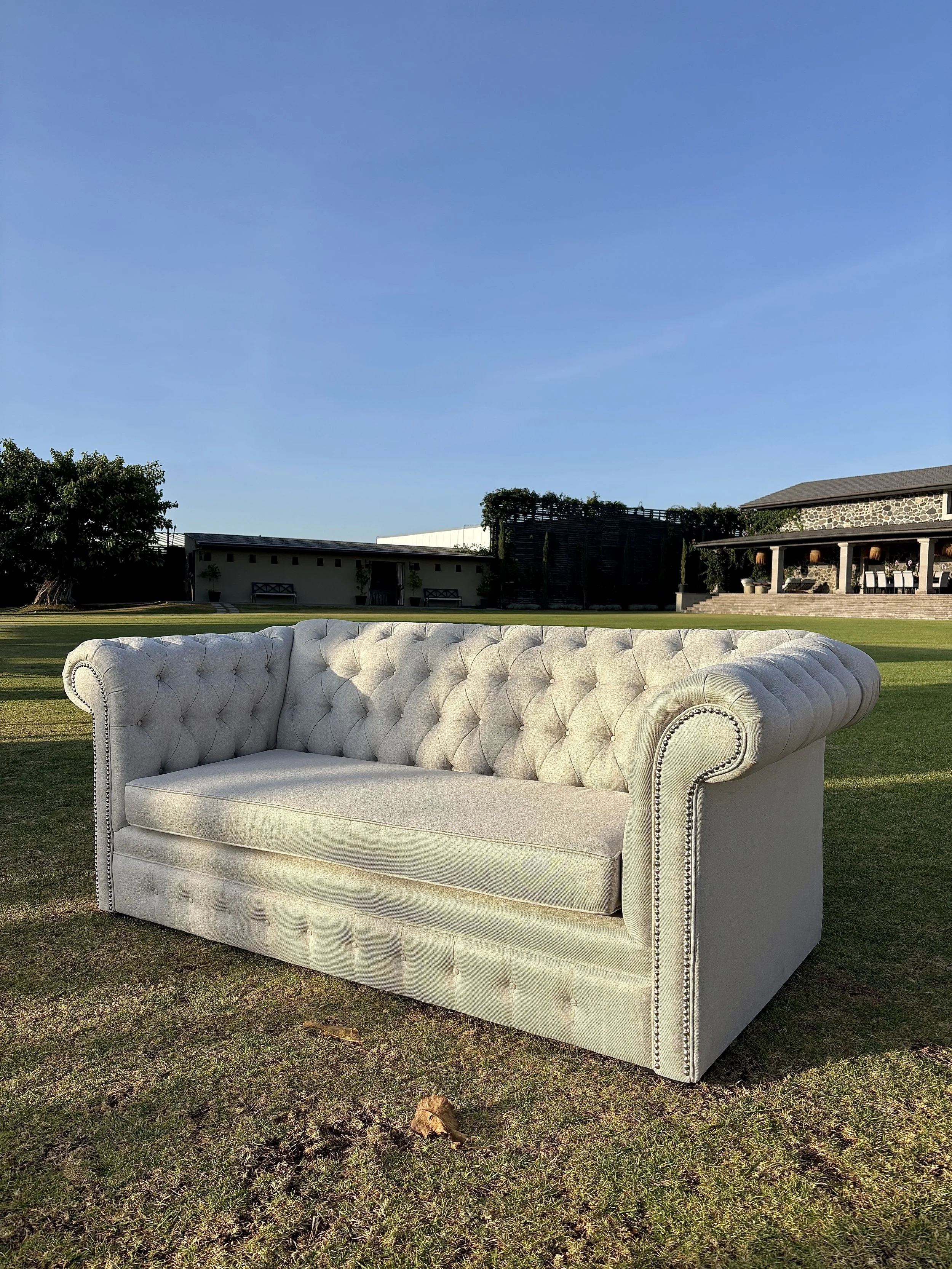 04_Sofá Chesterfield - Ivory.jpg