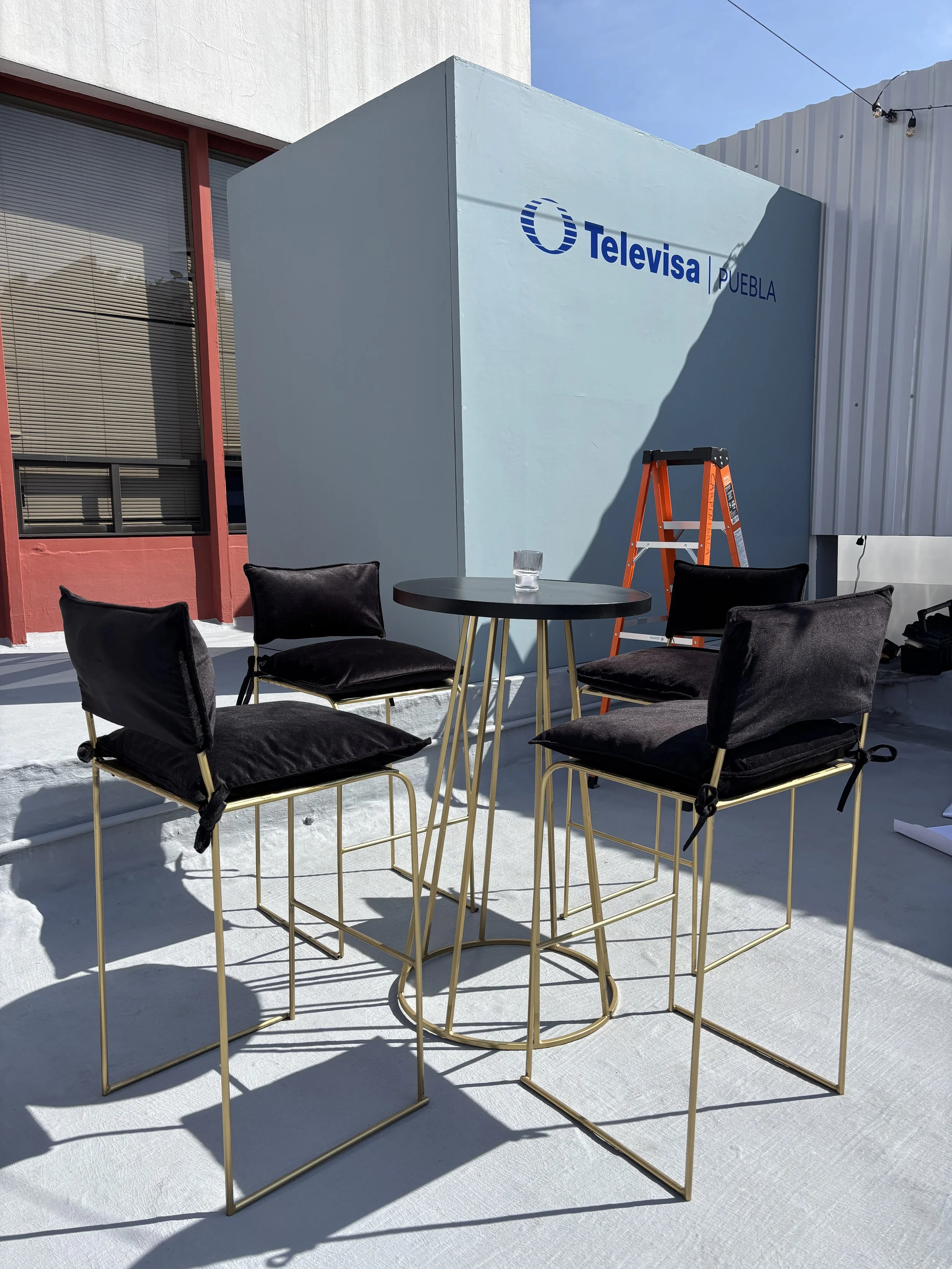 04_Mesa Bianchi Negro-dorado.jpg