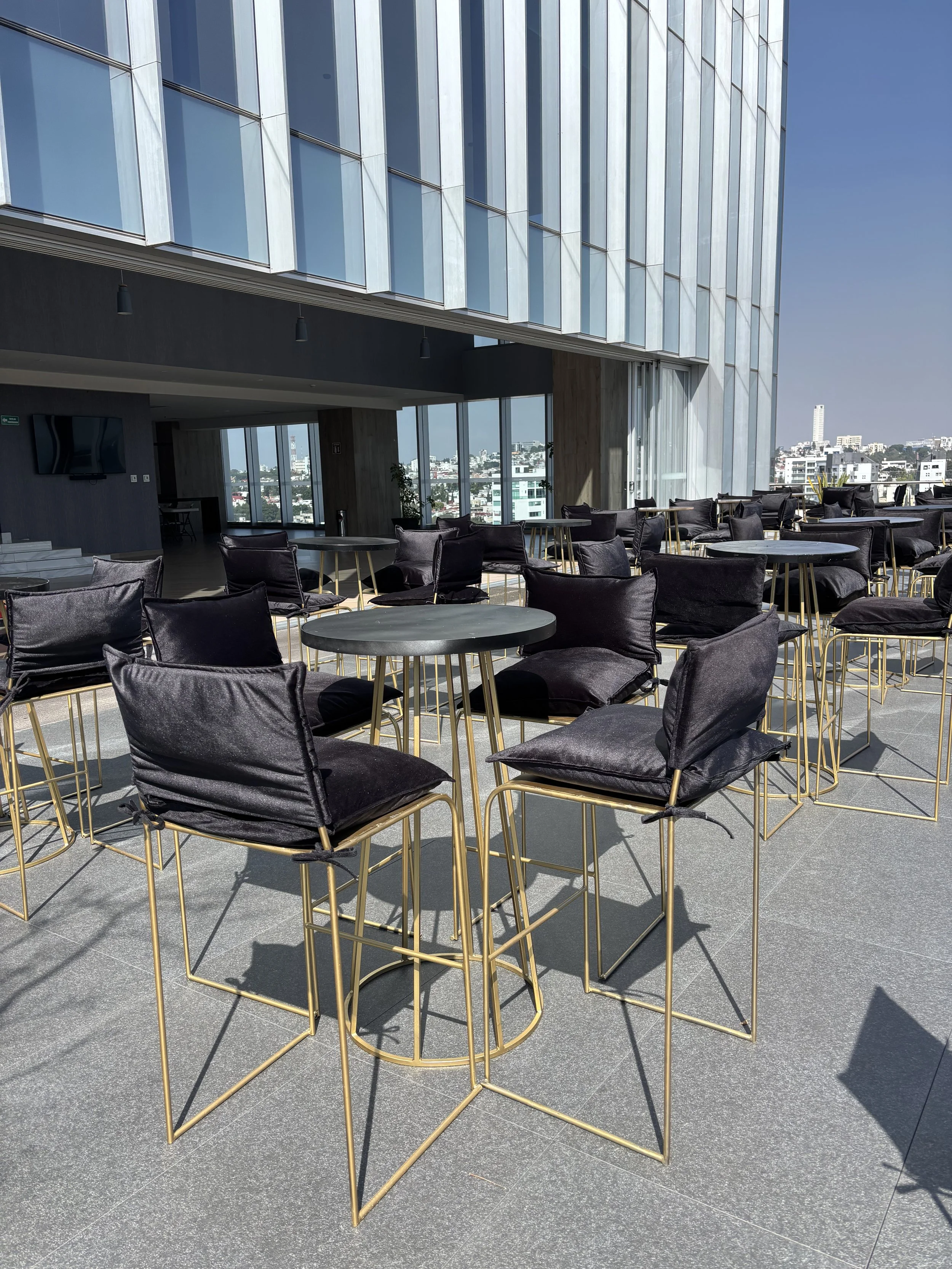 05_Mesa Bianchi Negro-dorado.jpg