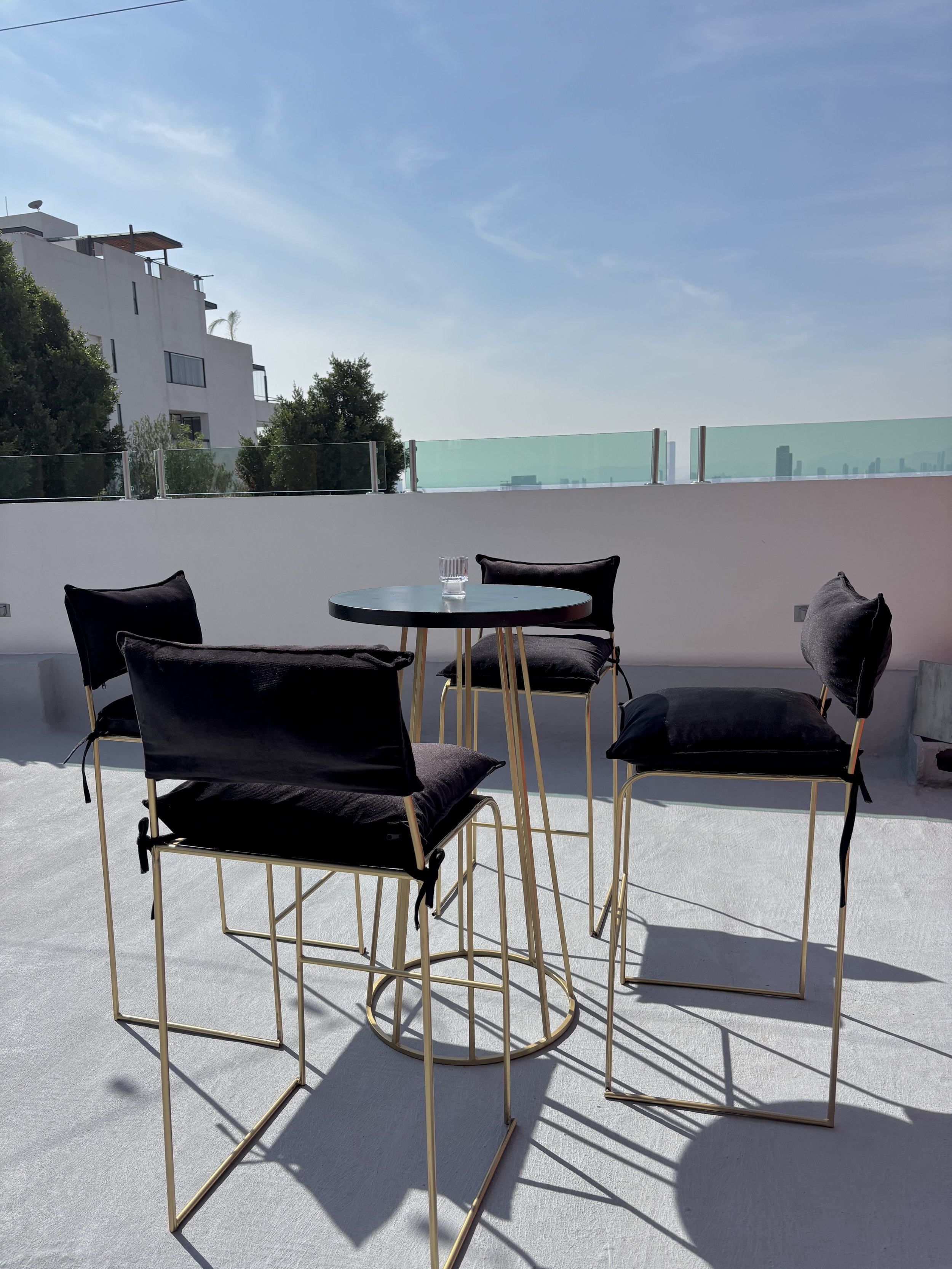 Mesa Bianchi Negro-dorado.jpg