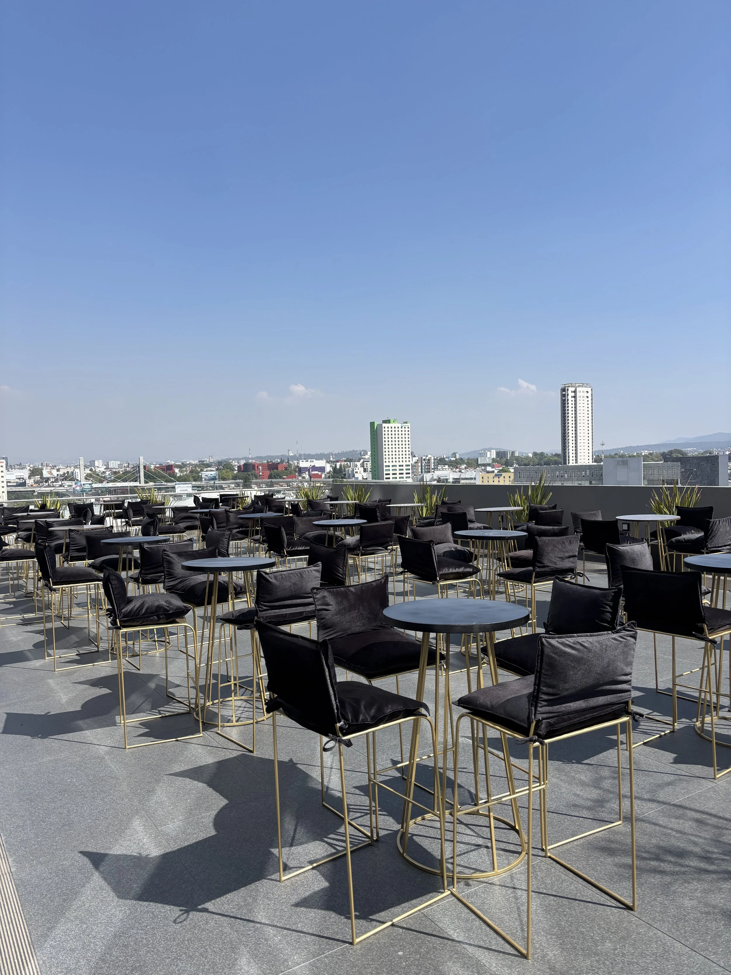 06_Mesa Bianchi Negro-dorado.jpg