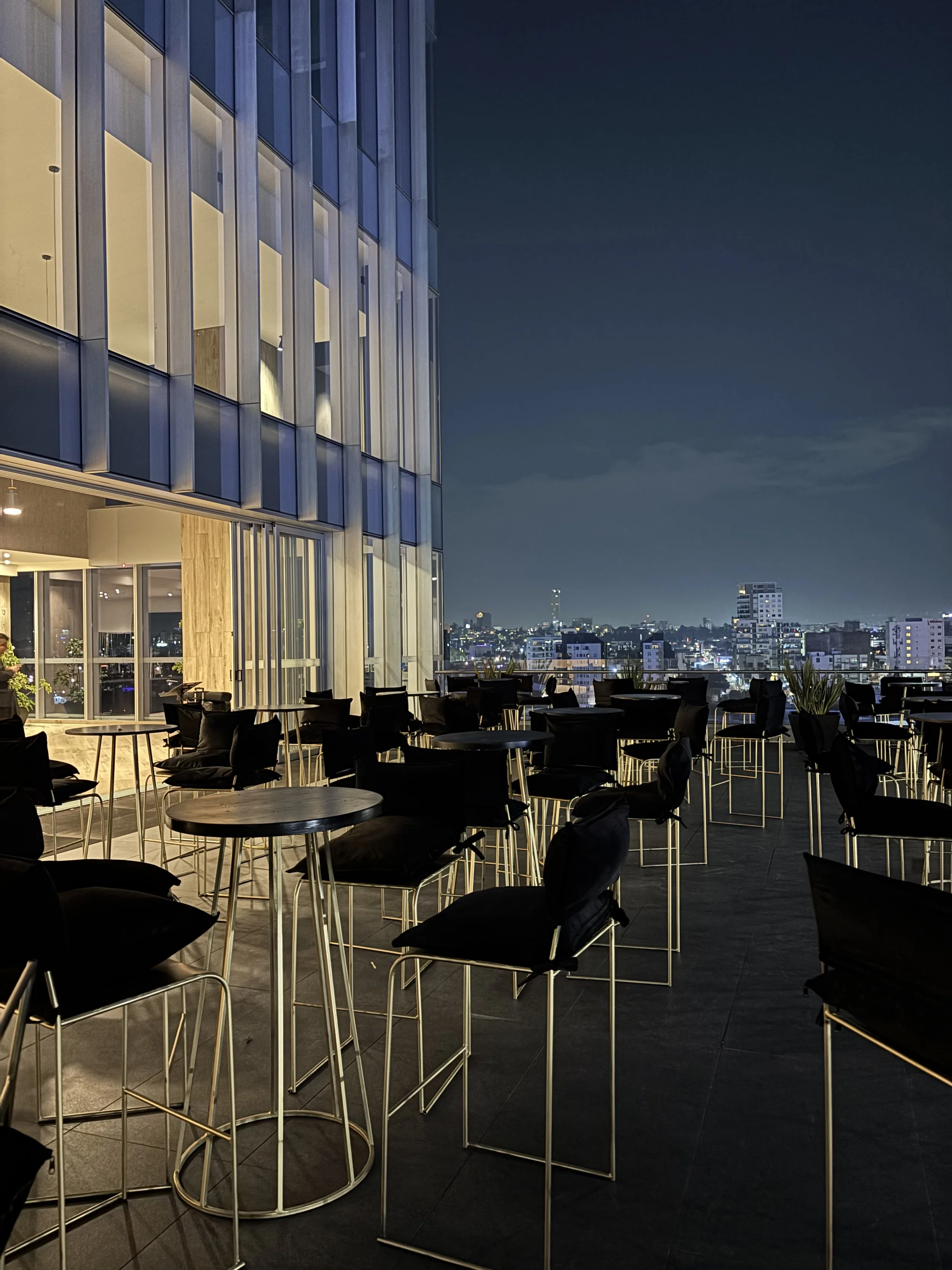 07_Mesa Bianchi Negro-dorado.jpg