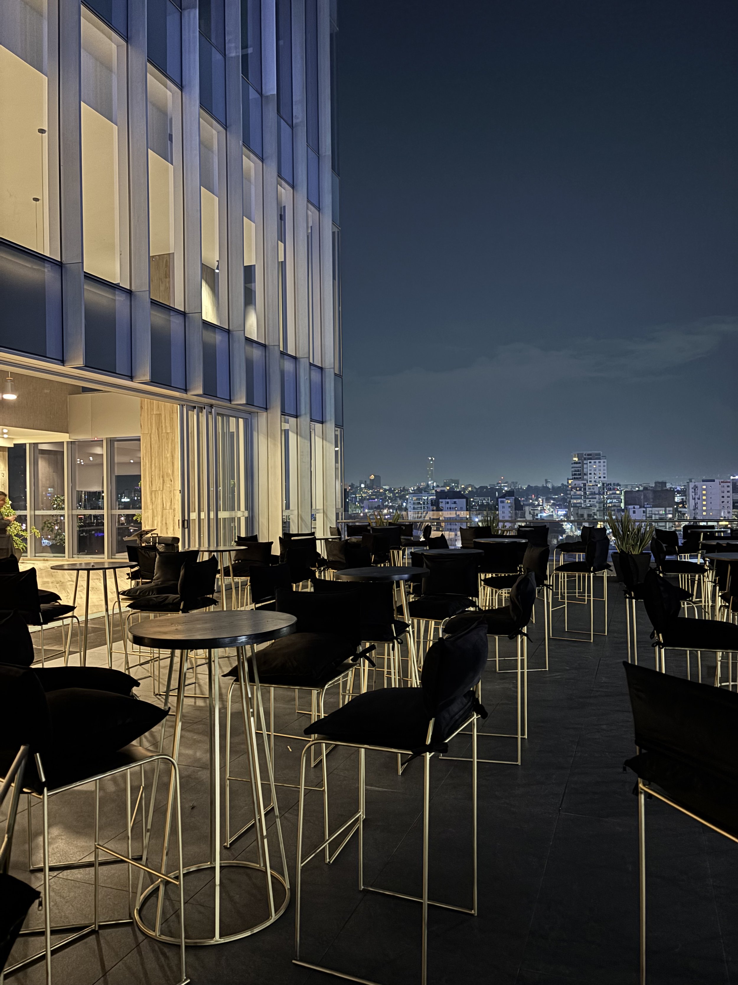 07_Mesa Bianchi Negro-dorado.jpg