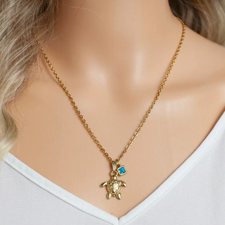 A tiny turtle, a little sparkle, and a whole lot of meaning 🤍🐢
I love pieces that feel simple but personal. Something you can wear every day and quietly smile about when you catch it in the mirror. This necklace feels like that. Calm, gentle, and f