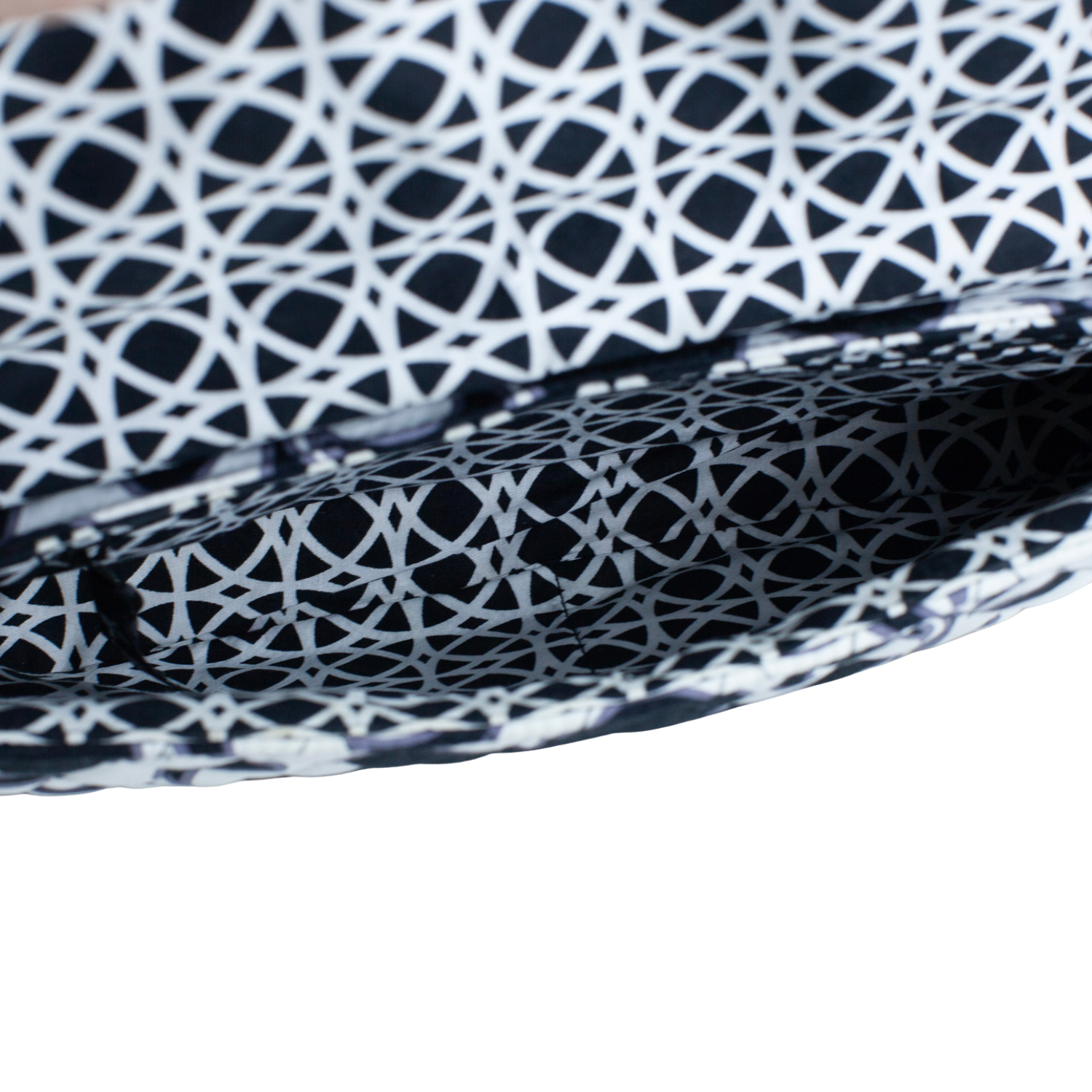 Vera Bradly Black white clutch (1).png