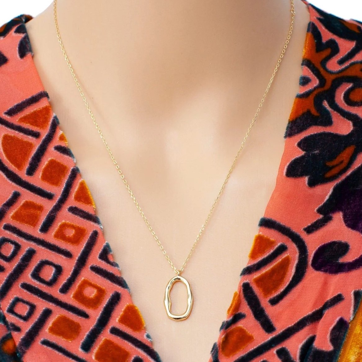 gold+dainty+necklace+geometric+oval+pendant.jpg