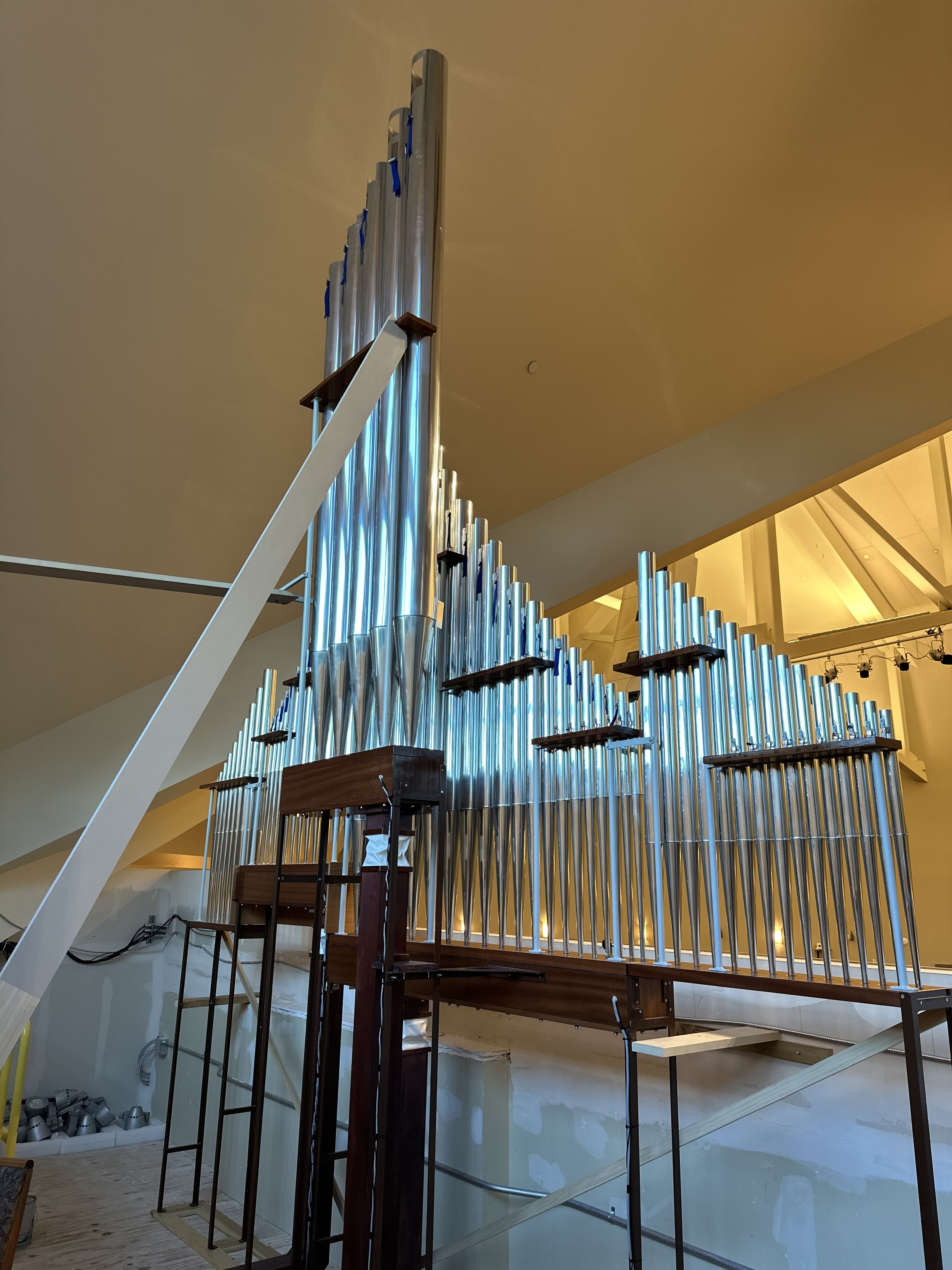 The rear of the Pedal 8' Octave/Choralbass rank on the facade right side.