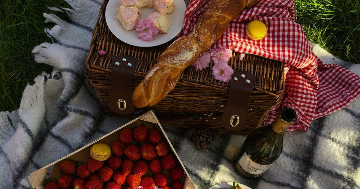Golden Hour Refresh: How to Style Your Offers Like a Summer Picnic Spread