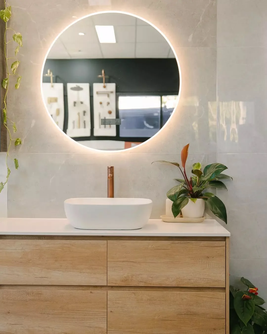 Natural timber, glowing mirrors and a touch of greenery, the bathroom trifecta 🌿 Would you add plants to your bathroom?
#BathroomDesign #BathroomGoals #TimberVanity #BathroomInspiration