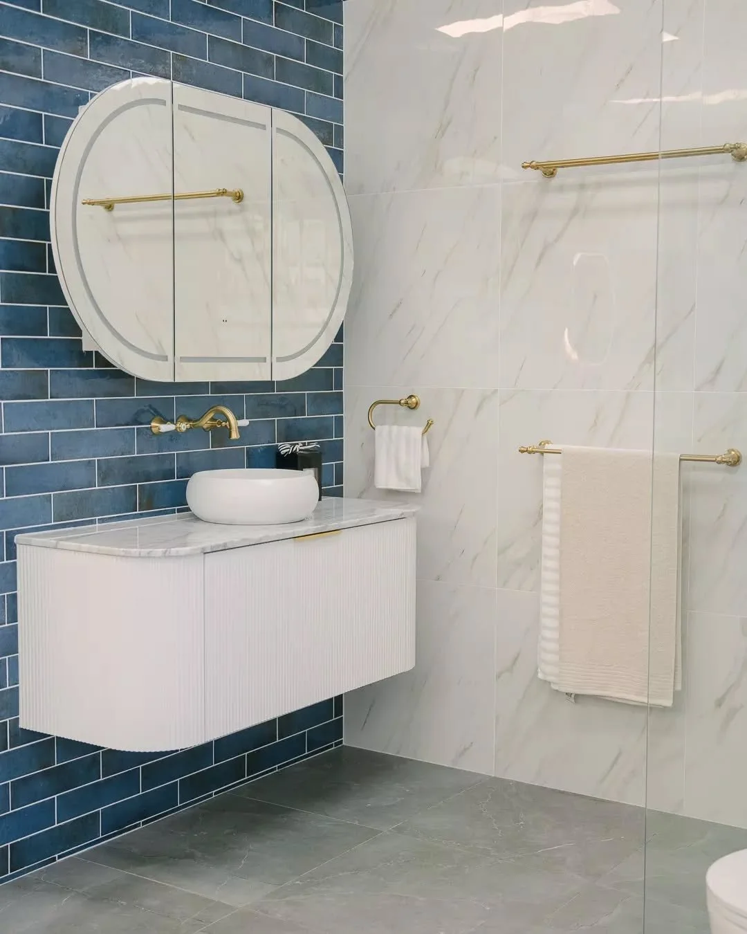 Classic marble, bold blues and luxe brass – this combo is hard to beat. Would you go for this look in your bathroom? 👀 #BathroomGoals #InteriorDesign #BathroomRenovation