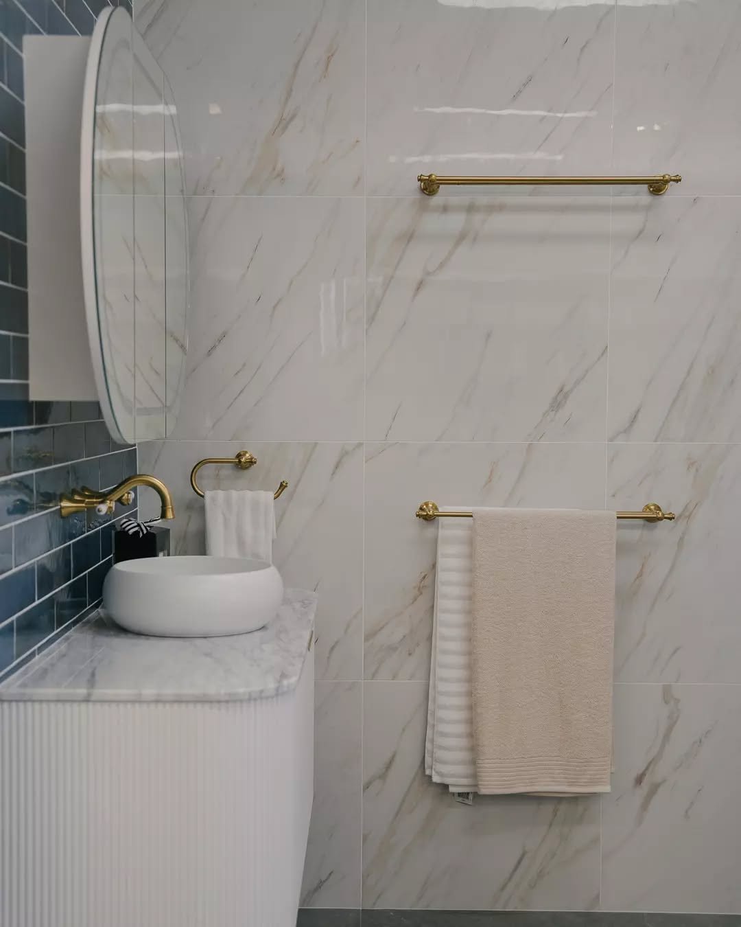 Because your towels deserve the spotlight too. Gold fixtures and marble tiles = timeless elegance you&rsquo;ll never regret 🛁
#LuxuryBathrooms #BathroomInspo #GoldDetails #BathroomRenovation