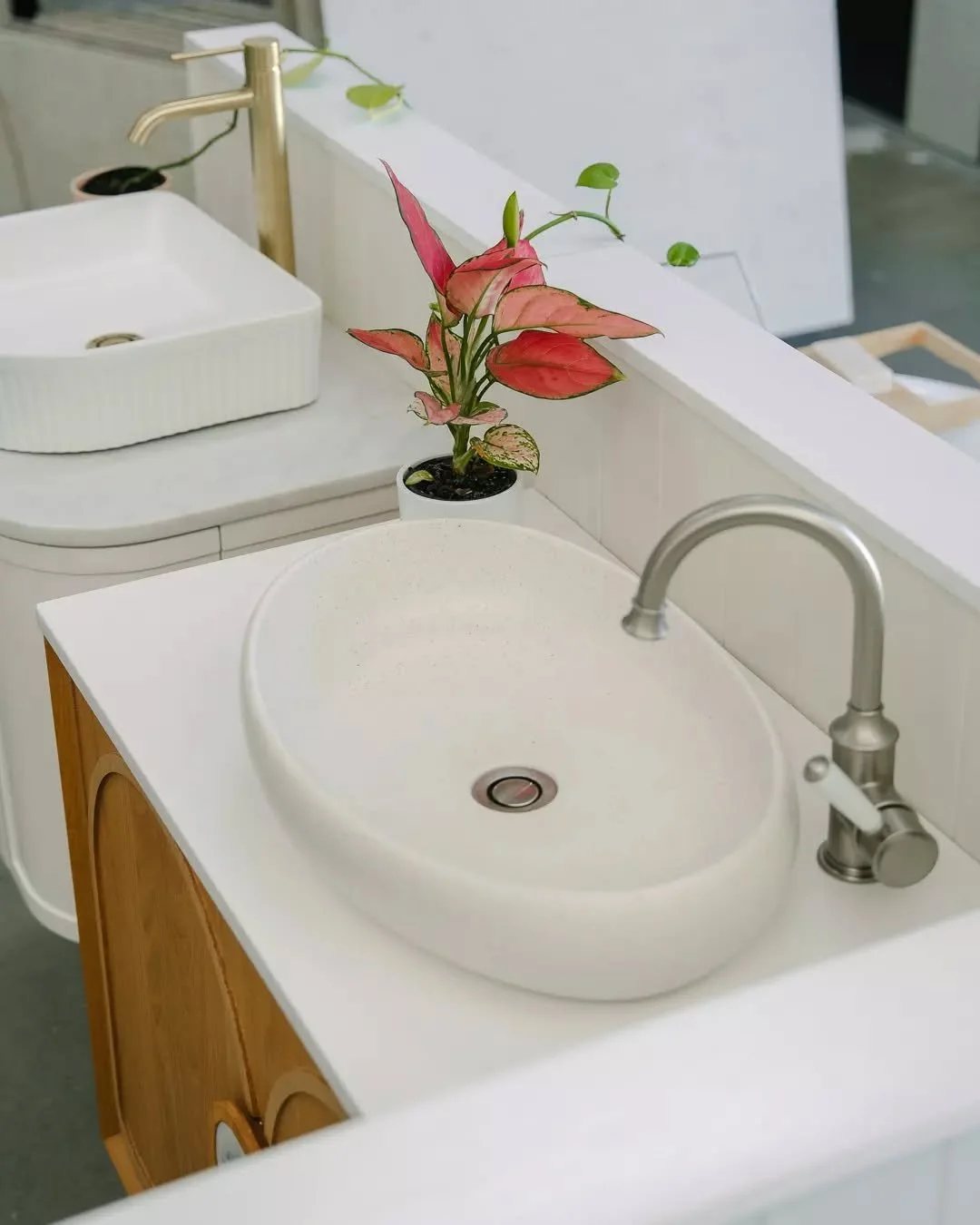 A mix of texture, tone, and timeless style ✨
Our vanity and basin combinations are all about balance - warm timber finishes, soft curves, and tapware that ties it all together.
#7to7Bathrooms #BathroomVanity #NorthLakesShowroom #BathroomDesign #Tapwa