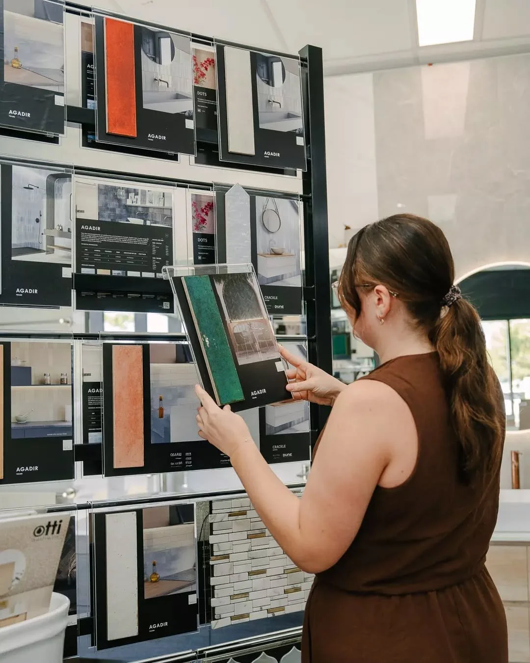 Finding your perfect tile match just got easier 🖤
Our Agadir tile display makes browsing simple, stylish and fun. Come see the textures, tones and finishes up close in our North Lakes showroom.
#7to7Bathrooms #TileDisplay #BathroomDesign #TileInspo 