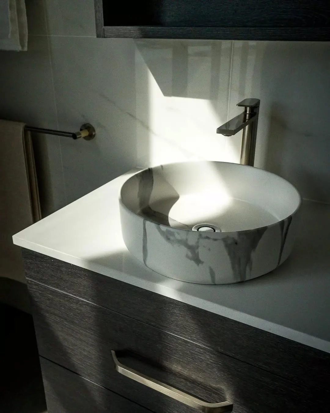 Sometimes it&rsquo;s the simplest setups that hit the hardest. Clean lines, good materials and the right lighting doing all the work. #bathroomdesign #modernbathroom #interiorinspo #renovationideas #bathroomdetails