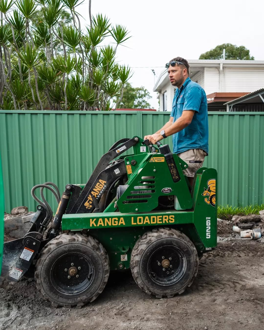 Tight access? No worries. We&rsquo;ve got ways to make it happen 💪
#sitework #constructionlife #renovationprocess #tradiesofinstagram #ontherools