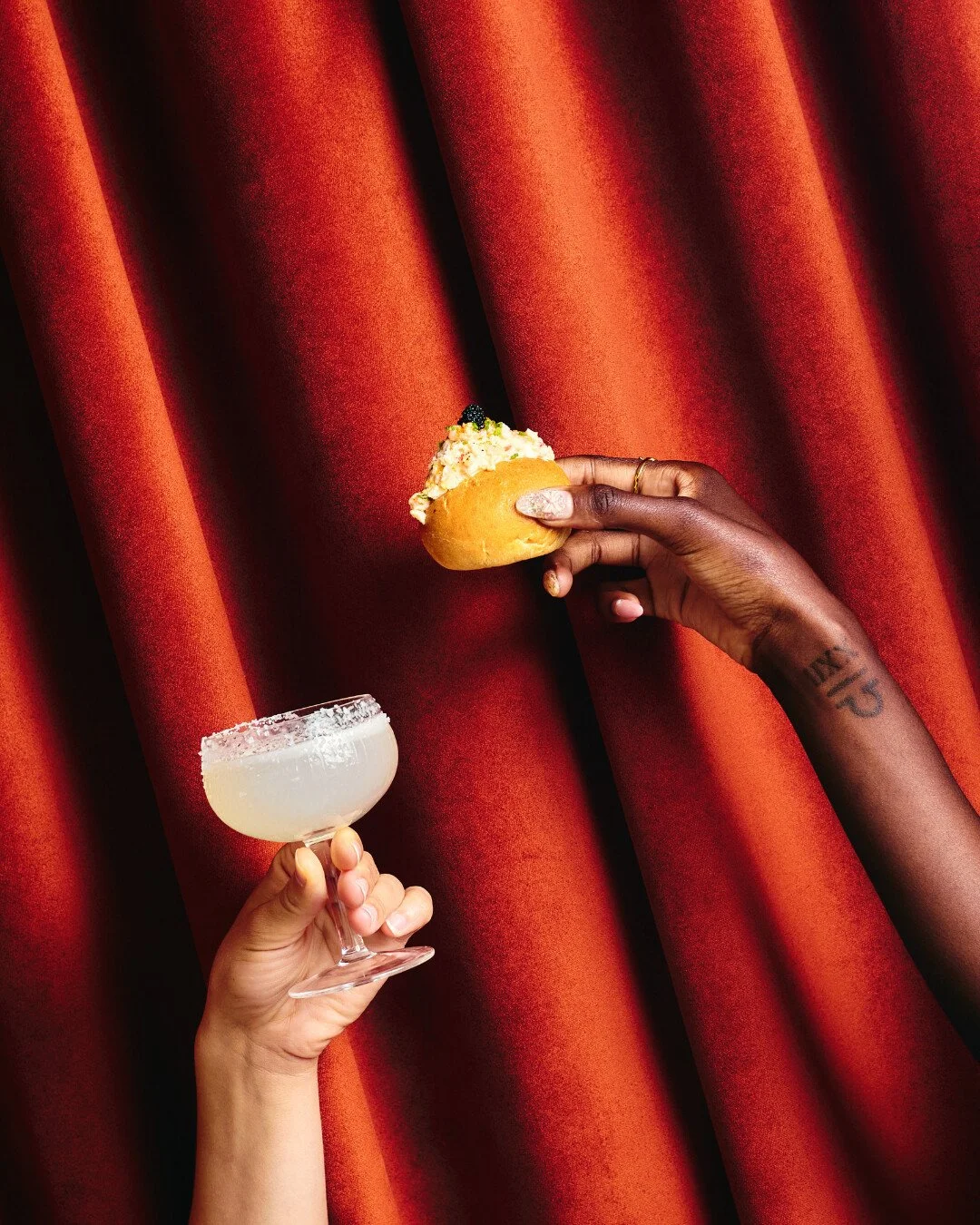 Start the weekend right at golden hour 🍸
$12 margaritas, $12 lobster rolls &amp; more 🌅🍸