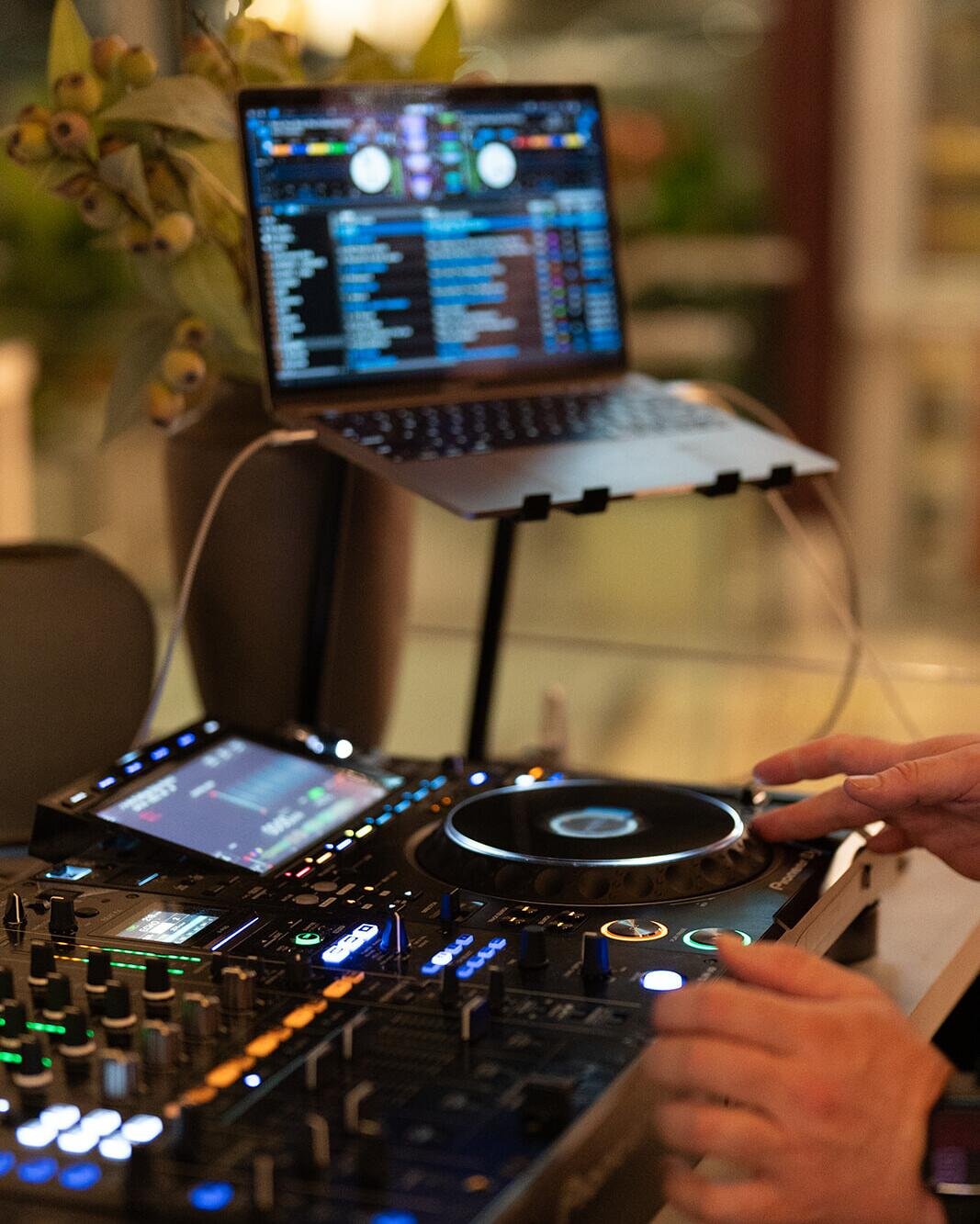 Closing out the March line-up at Cruise 🎶
Live music, harbour views and late-night DJs all weekend.

FRI
5-8PM - Daniel March
8PM-Close - Sydney Bardot

SAT
3-6PM - Kyrah
7-9PM - Adam Holt
9PM-Close - DJ Sefu

SUN
4-7PM - Gabe