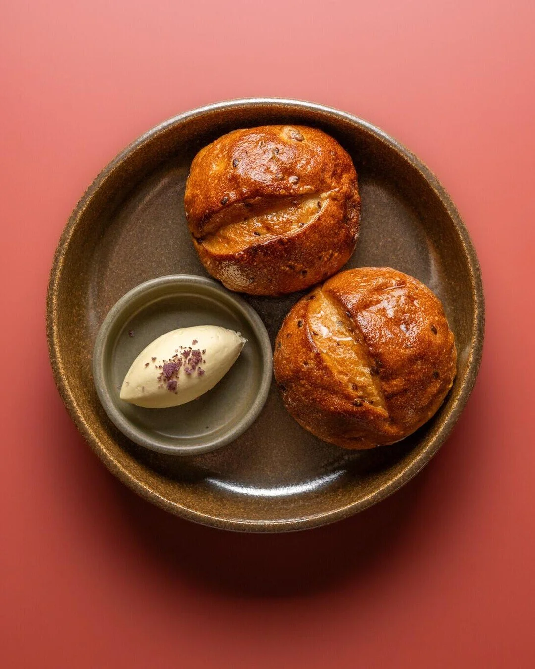 Freshly baked Sonoma artisan bread, served with house-smoked butter and pepper berry salt - a classic for a reason 🥖