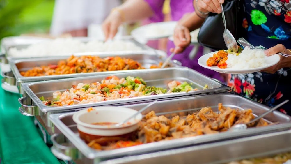 Live Stations vs Traditional Buffets: The Engagement &amp; Impact Guide