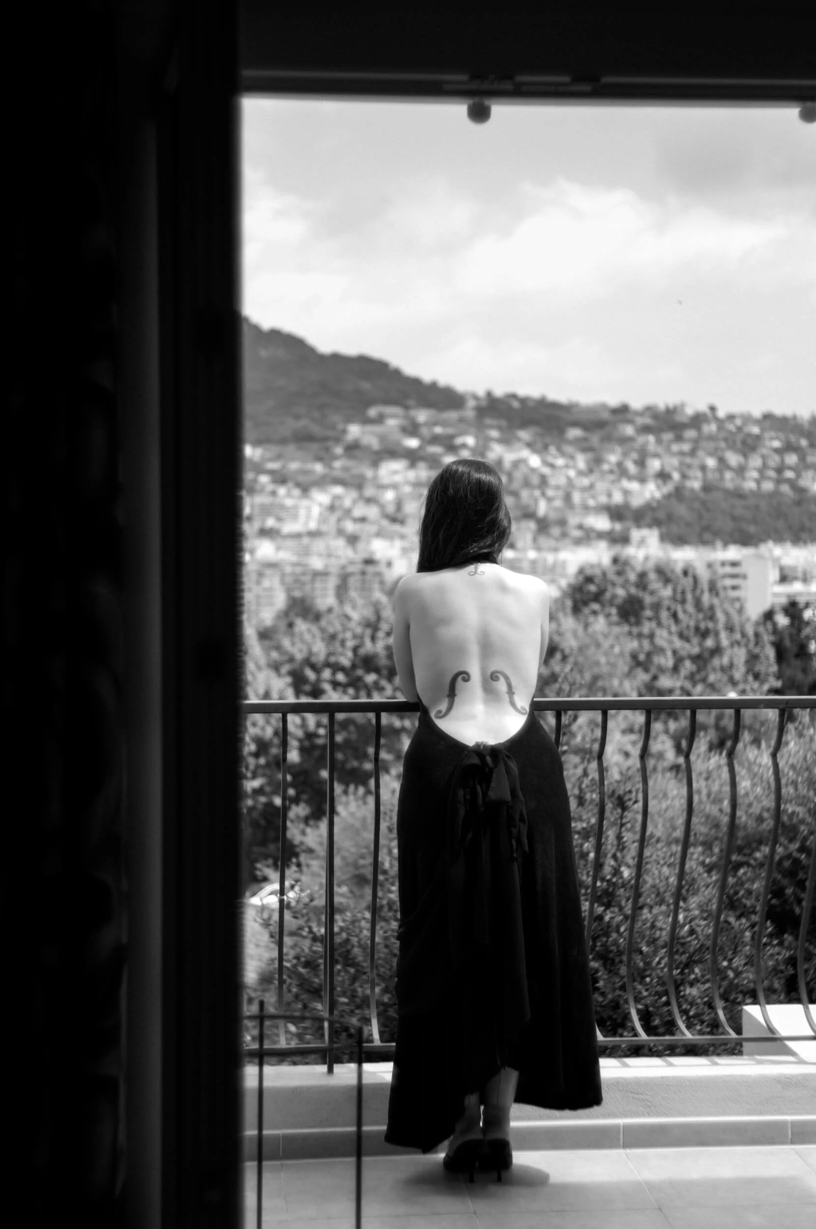 Black and white balcony portrait in Nice photographed with the Omnar Bertele 50mm f/2 on the Leica M11 Monochrom