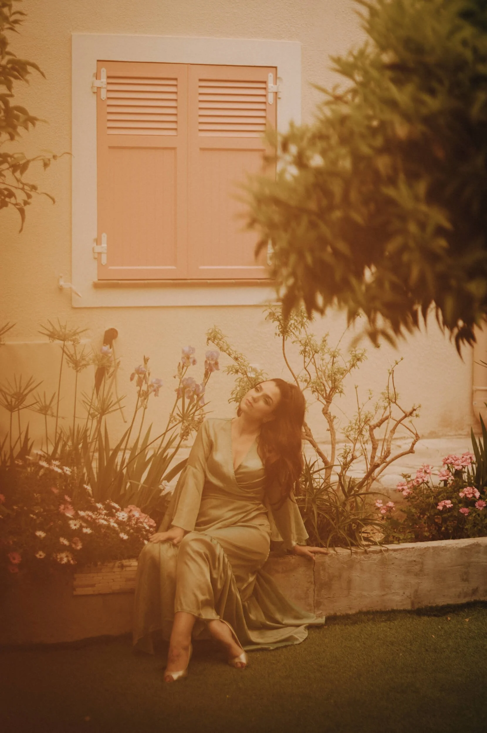 light-lens-lab-75mm-f2-spii-flo-home-garden-pastel-tones.jpg