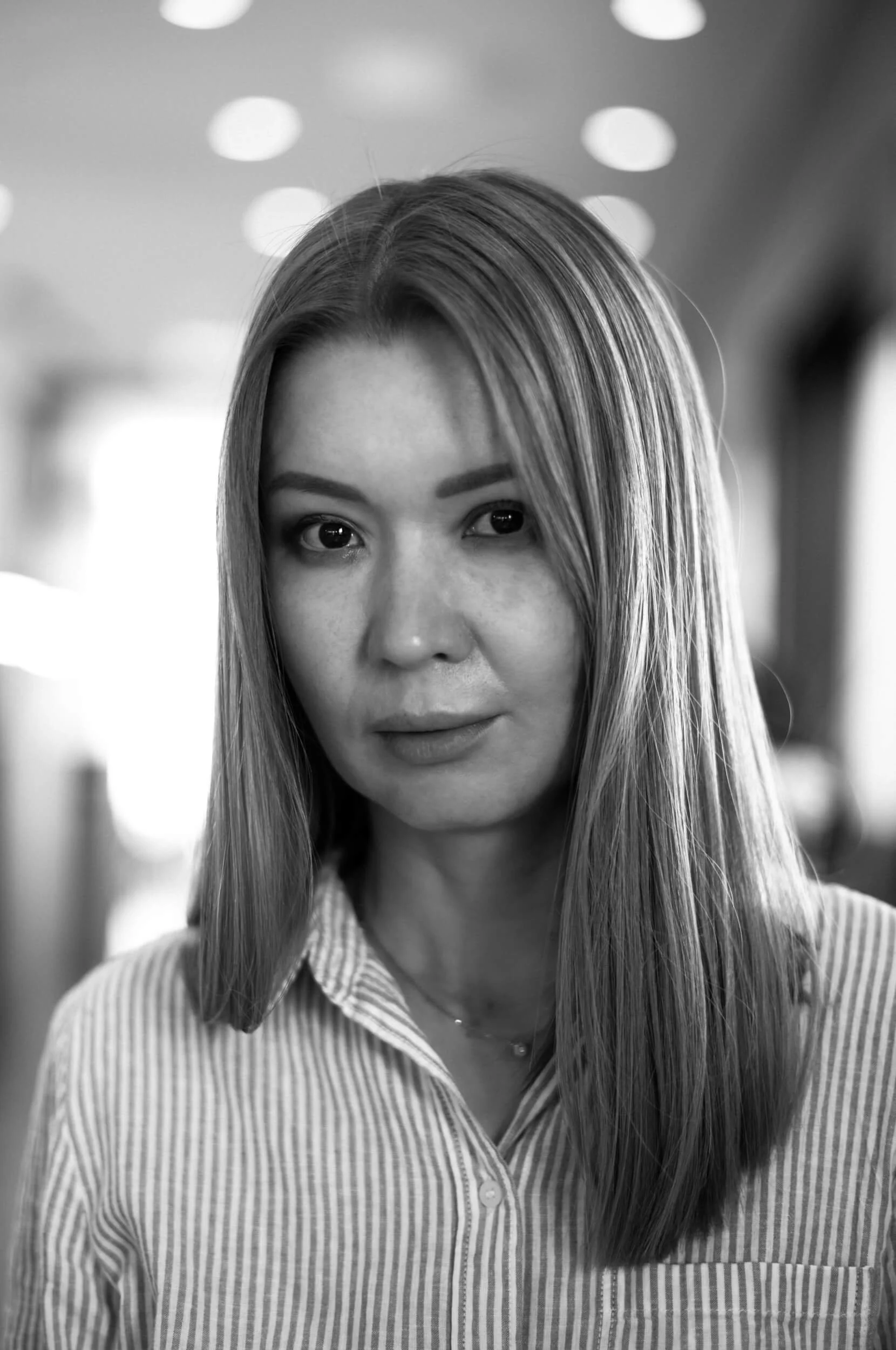 Black-and-white close-up portrait of Aliya photographed with the Leica M11 Monochrom and Leitz Summicron-M 66 f/2, showing smooth background blur and natural rendering.