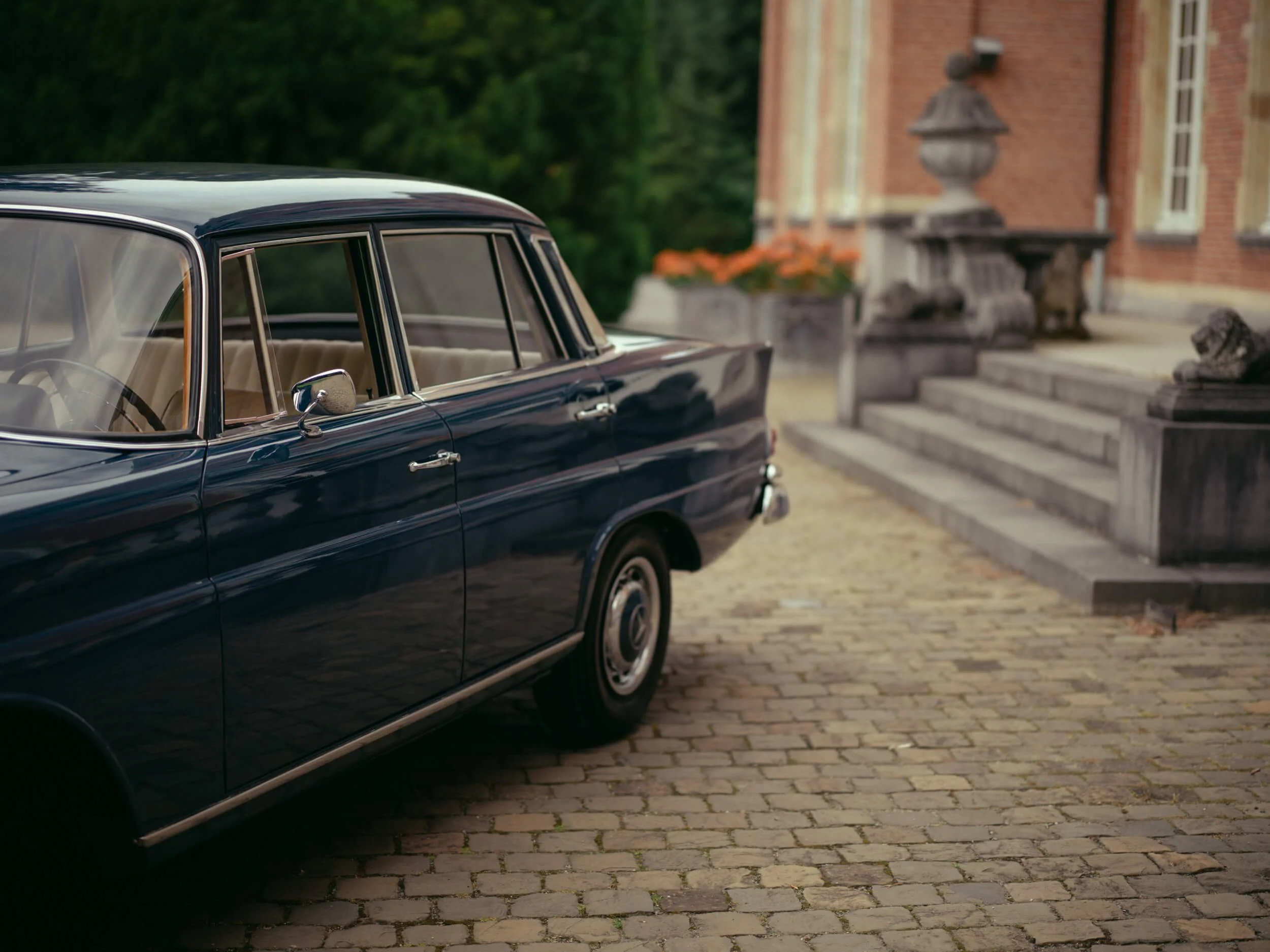 Vintage Mercedes-Benz 220 parked at Château Belvedère