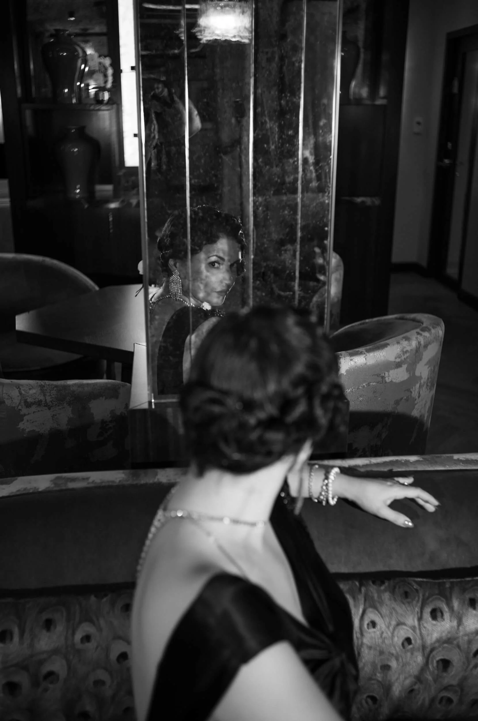 Black and white portrait of jazz singer Ô de Mon Chéri at Minuit Express in Paris, photographed with the Leica M11-D and Mandler 35mm f/2 lens.