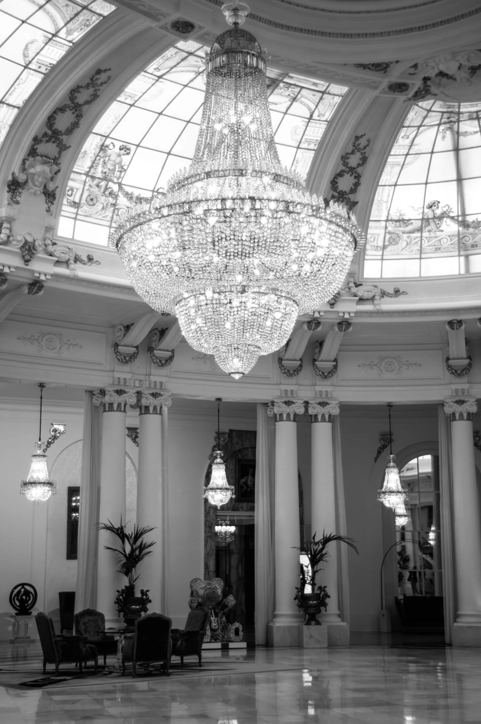 Black and white interior photograph in Nice captured with the Omnar Bertele 50mm f/2