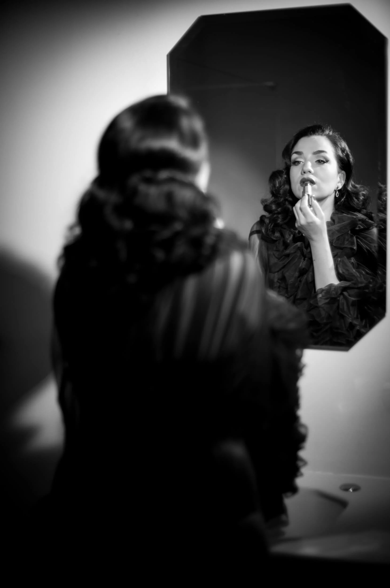Florence Agrati applying lipstick, photographed with the Leica M11 Monochrom and Noctilux-M 50mm f/1.2