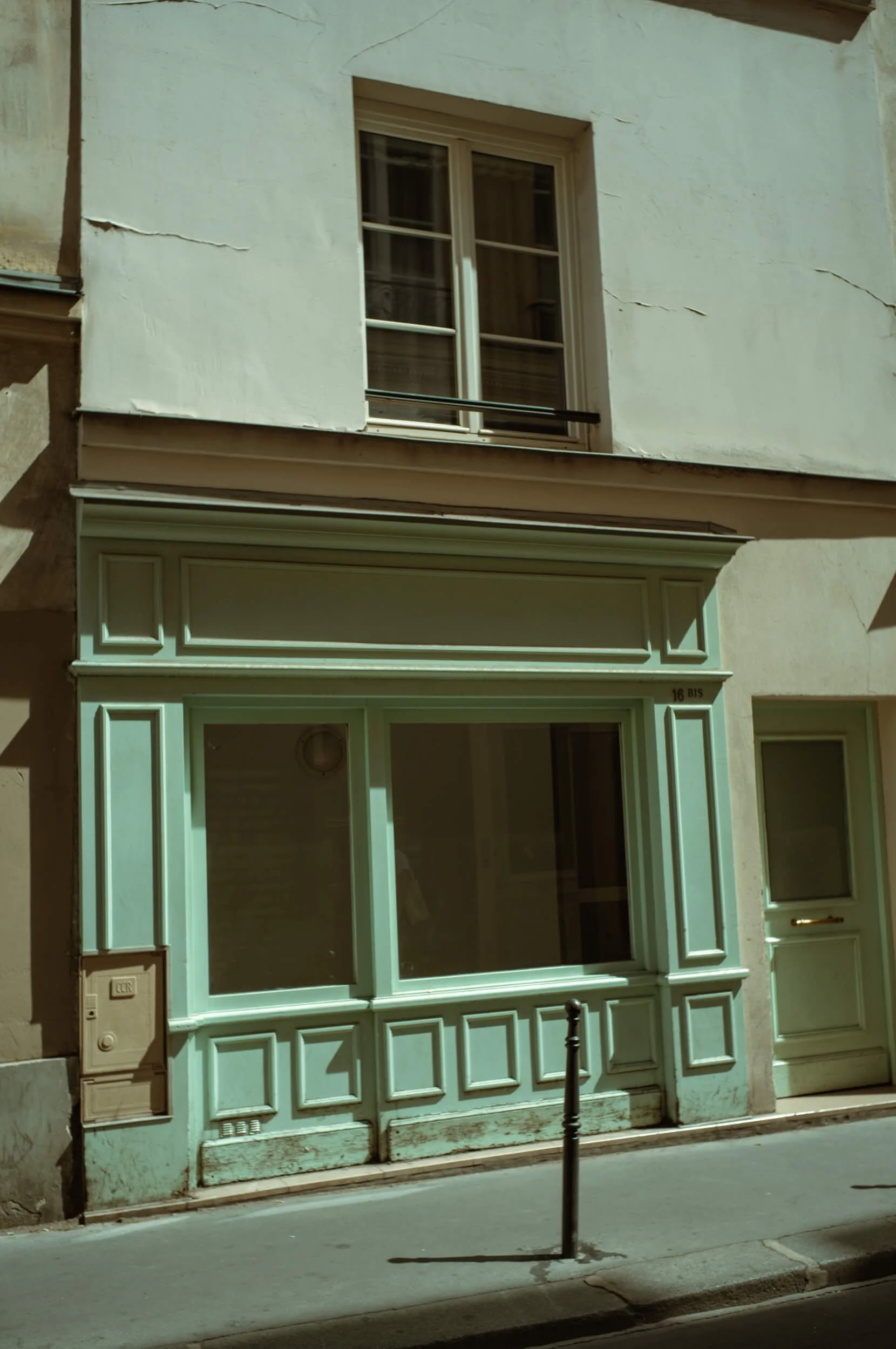 Quiet street corner in Le Marais Paris photographed with the Mandler 35mm f/2 Leica M lens