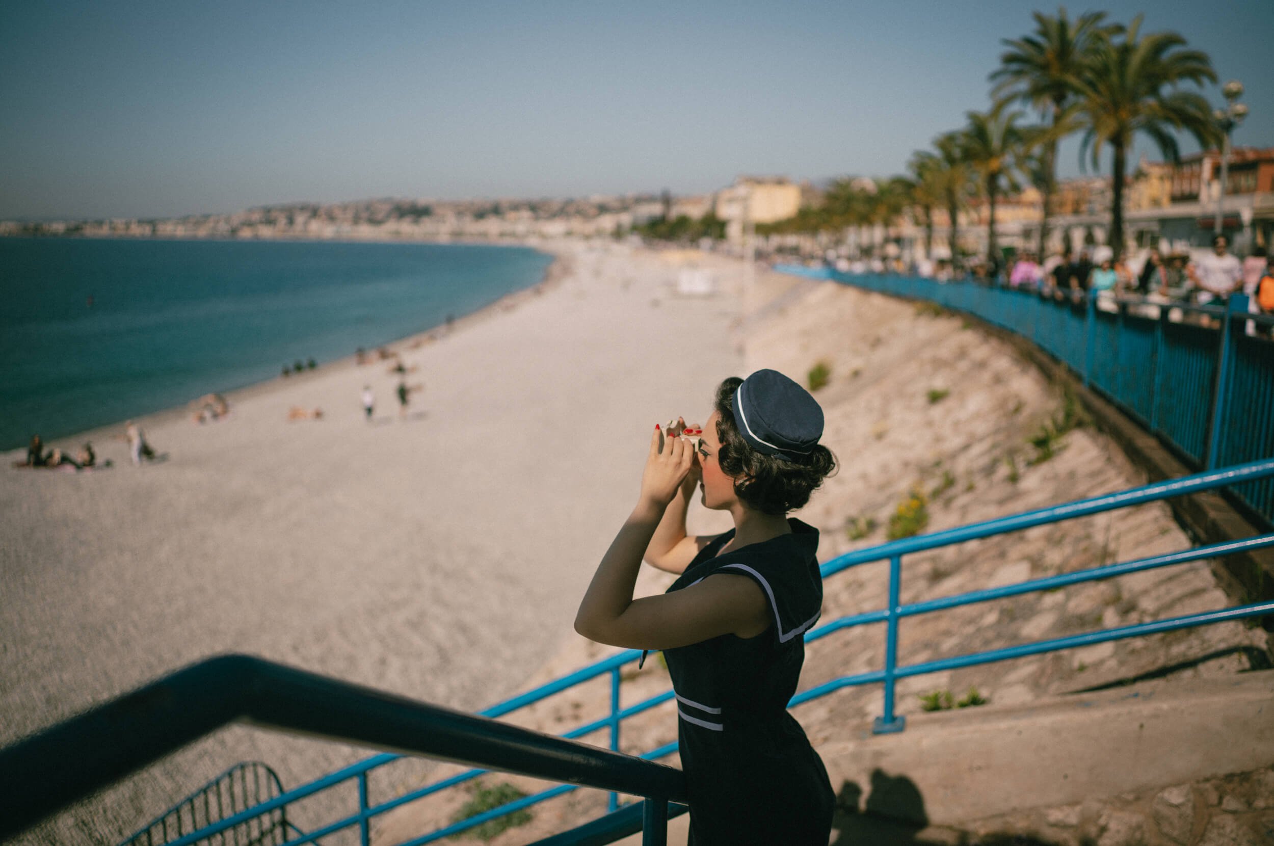 Letizia with View-Master on Promenade des Anglais Nice shot with Thypoch Simera 28mm f/1.4 II