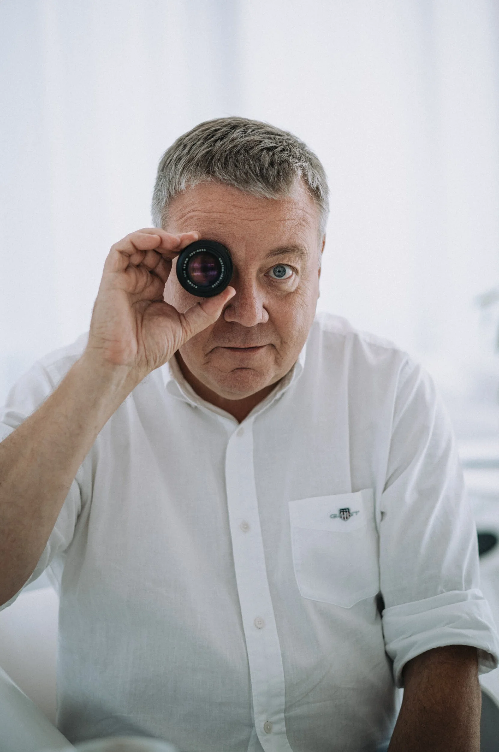 Stefan Daniel looking through the original ELCAN 66mm f/2, photographed with the new Leitz Summicron-M 66 f/2 at Leitz Park, Wetzlar.