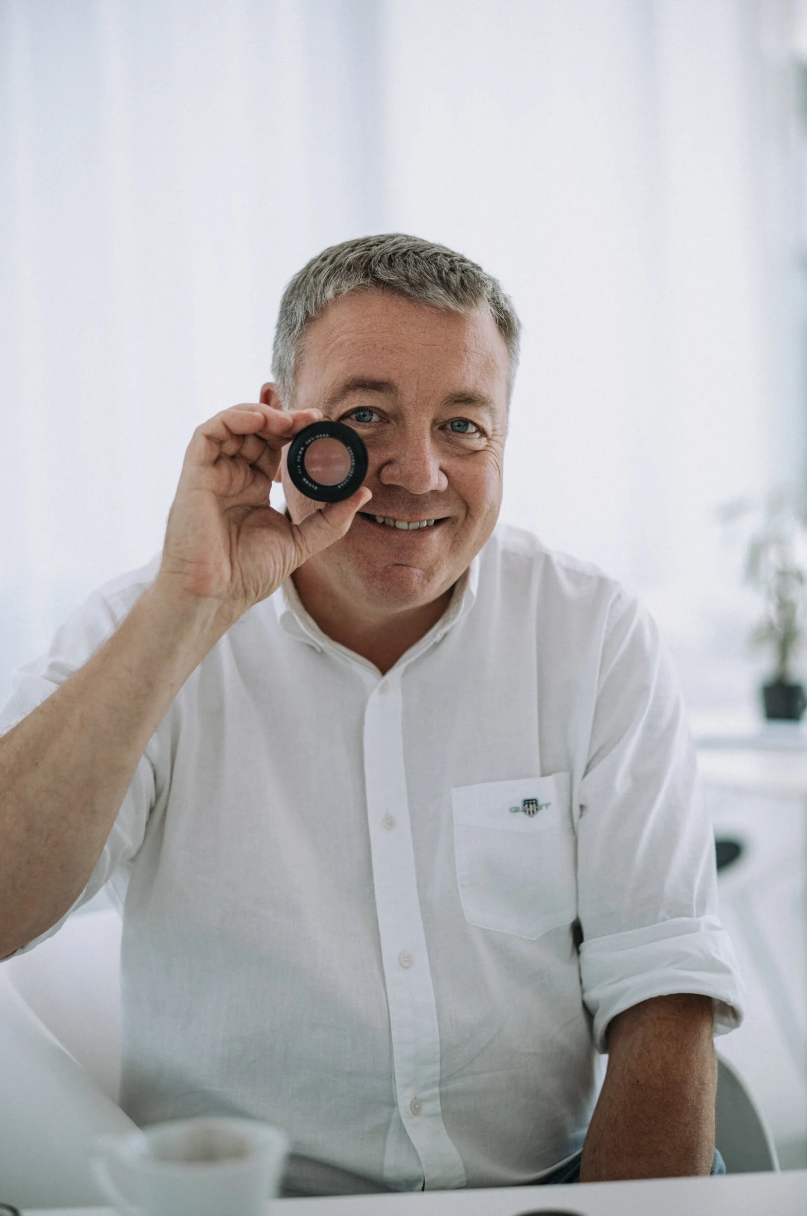 Stefan Daniel holding the original ELCAN 66mm f/2, photographed with the new Leitz Summicron-M 66 f/2 at the Leitz Café in Wetzlar.