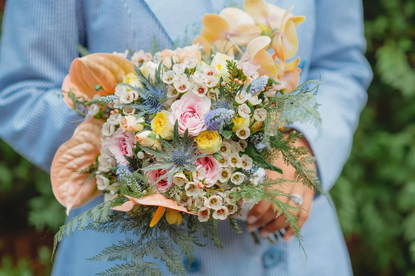 🇯🇵👇🏼 The bouquet that forever has my heart ❤️ 
Before I knew I&rsquo;d get into the floral business flowers meant a lot to me. So much that I did my own bridal bouquet for my elopement. Roses represented my grandmothers favorite flower, Orchids r