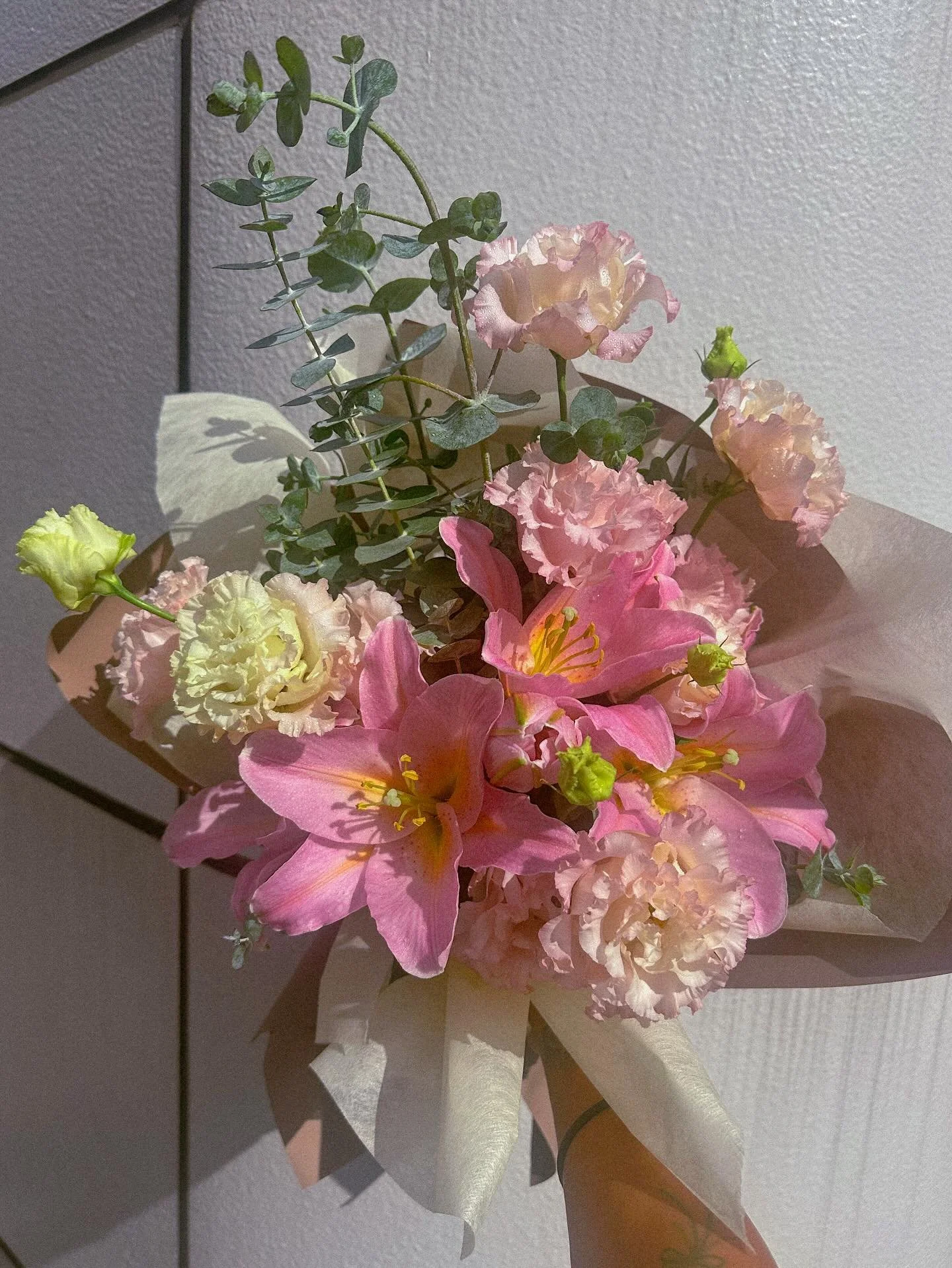 🇯🇵👇🏼PINK 🌸 is always a favorite 
soft tones with fragrant lilies and lisianthus and eucalyptus finished with a warm beige brown wrapping paper. 

I&rsquo;m always taking orders via DMs so feel free to reach out for your special day 🥰🙏🏼

ピンク🌸