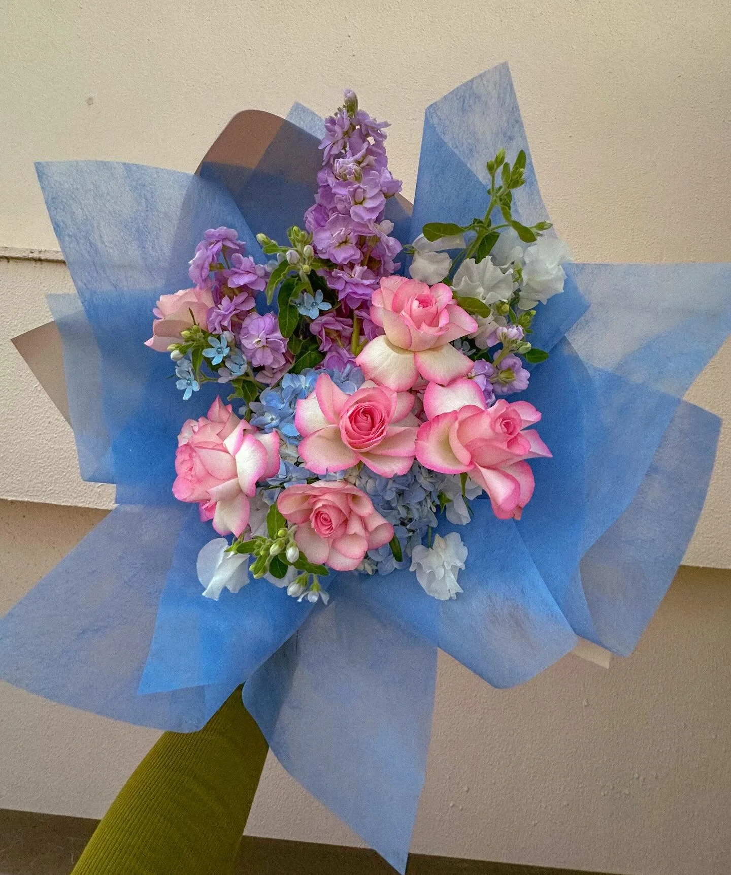 🇯🇵👇🏼 Something a little sweet fit for a princess today! Featuring beautiful reflexed roses to pop against a blue color palette. 

今日は可愛らしいカラーパレットでプリンセス風アレンジ。
開かせたピンクのバラにブルーとパープルの花を合わせてます。